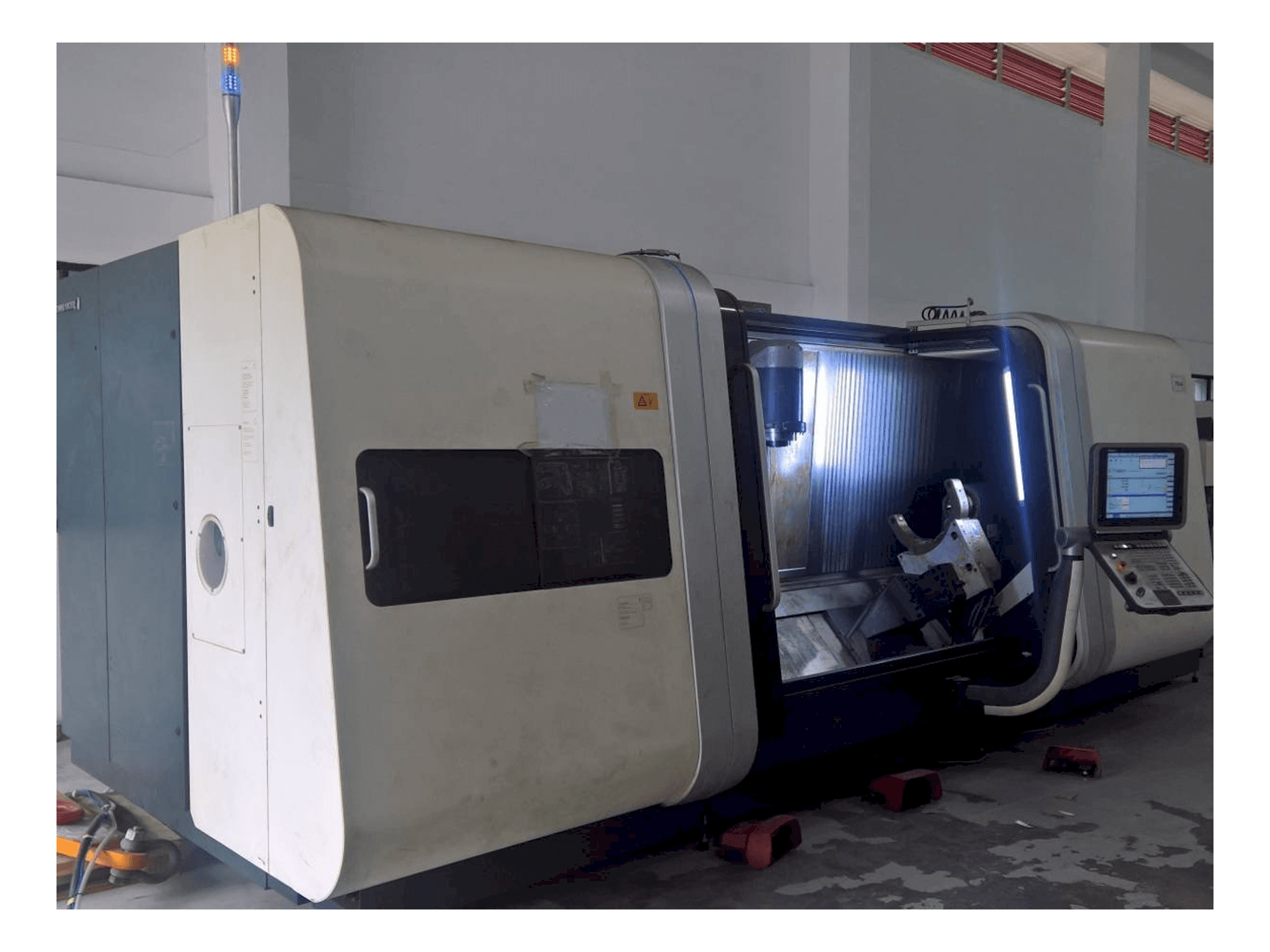 Vista Frontal da DMG MORI CTX Beta 2000 TC máquina