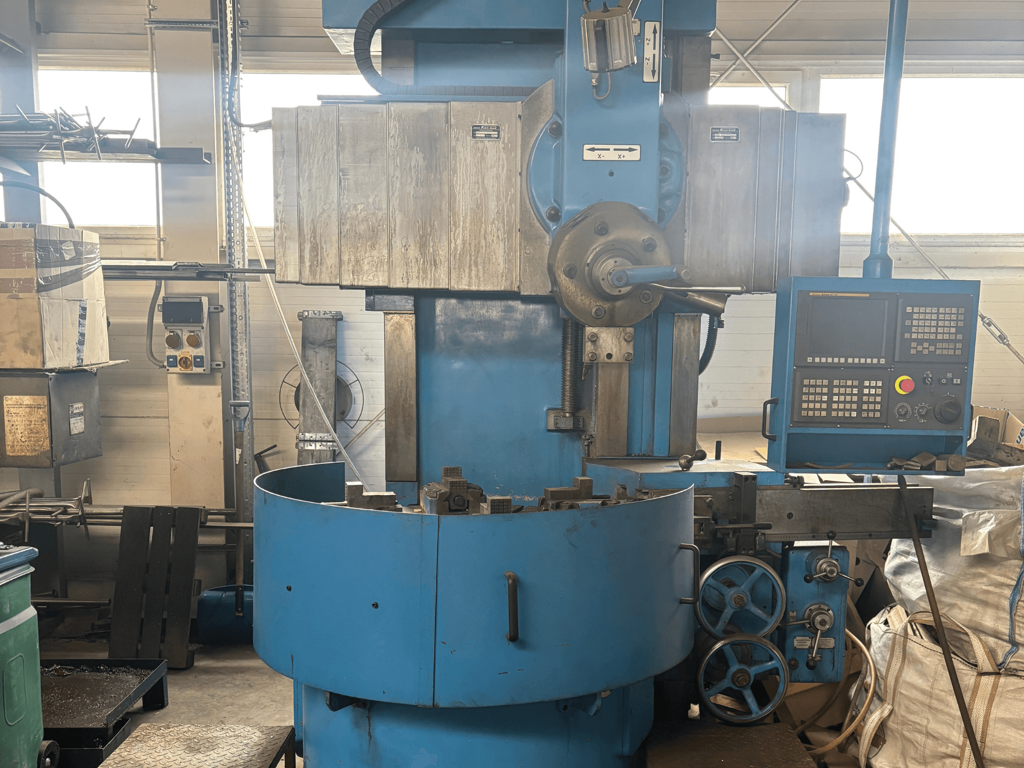 Fresadora industrial de marca desconhecida, vista frontal, com exterior azul e painel de controlo digital.