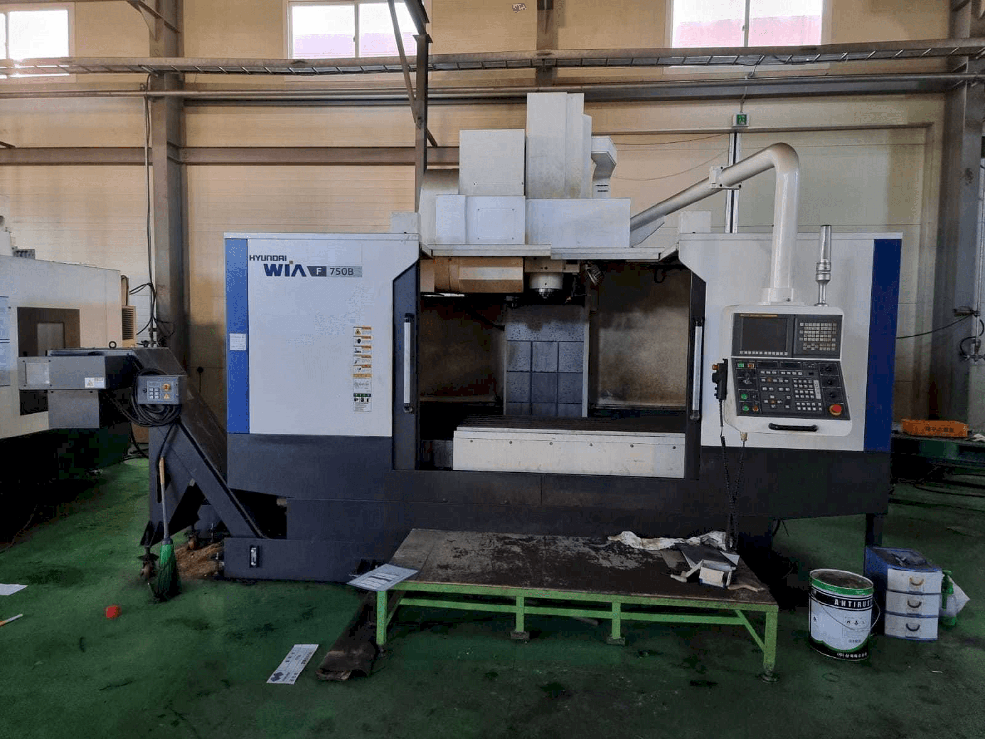 Vista Frontal da Hyundai Wia F750B máquina