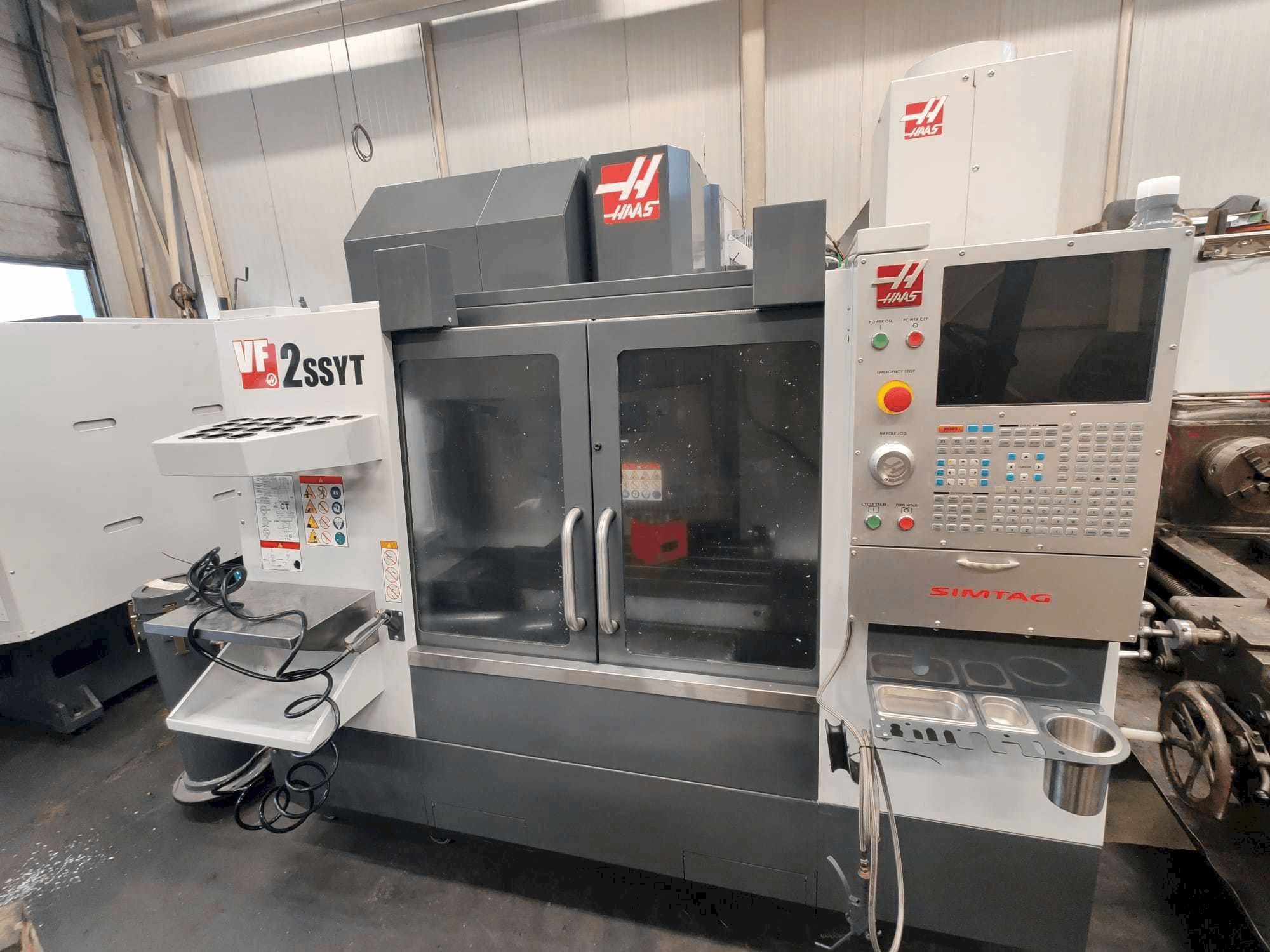 Vista Frontal da HAAS VF-2SSYT máquina