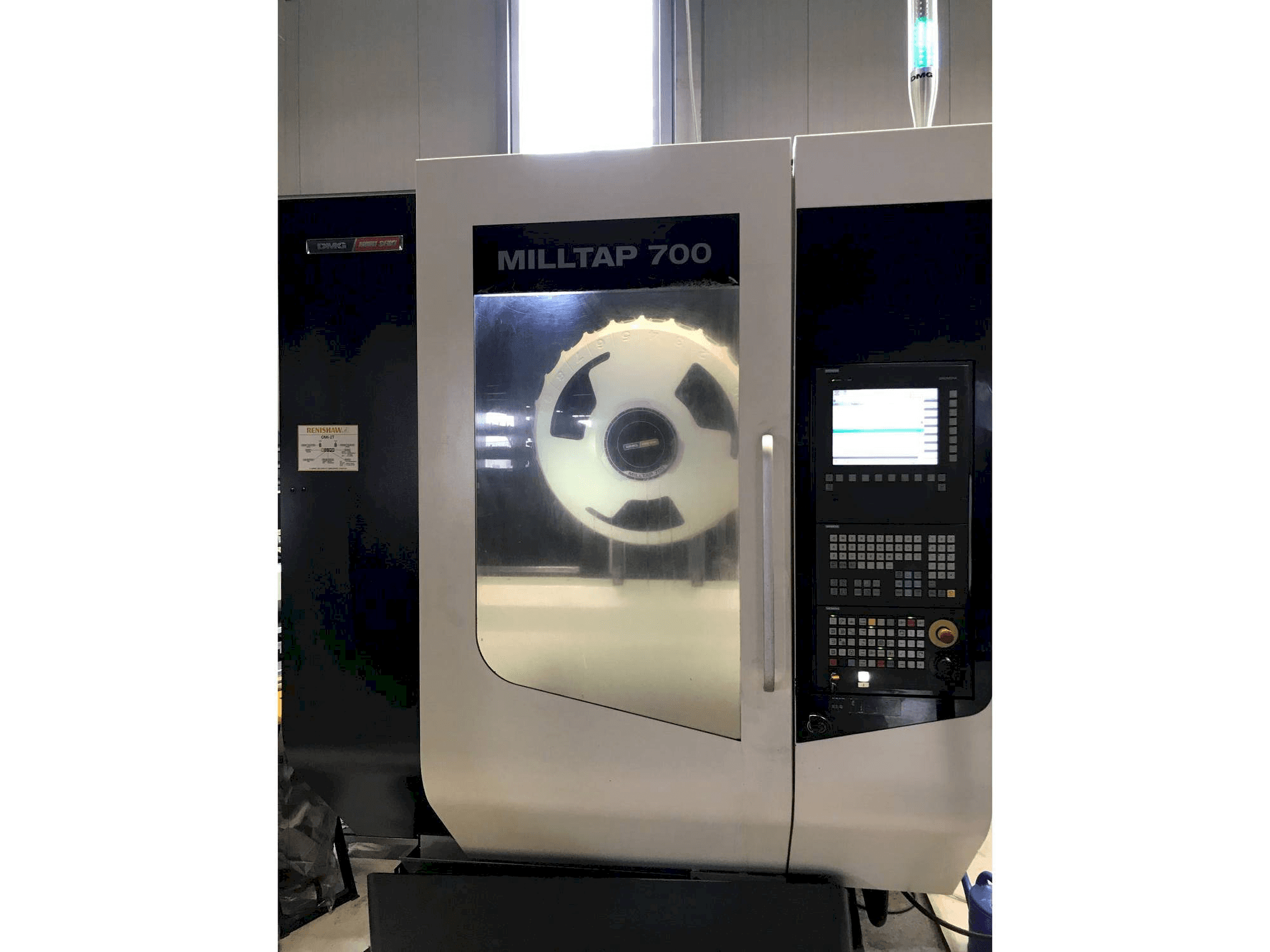 Vista Frontal da DMG MORI Milltap 700 máquina