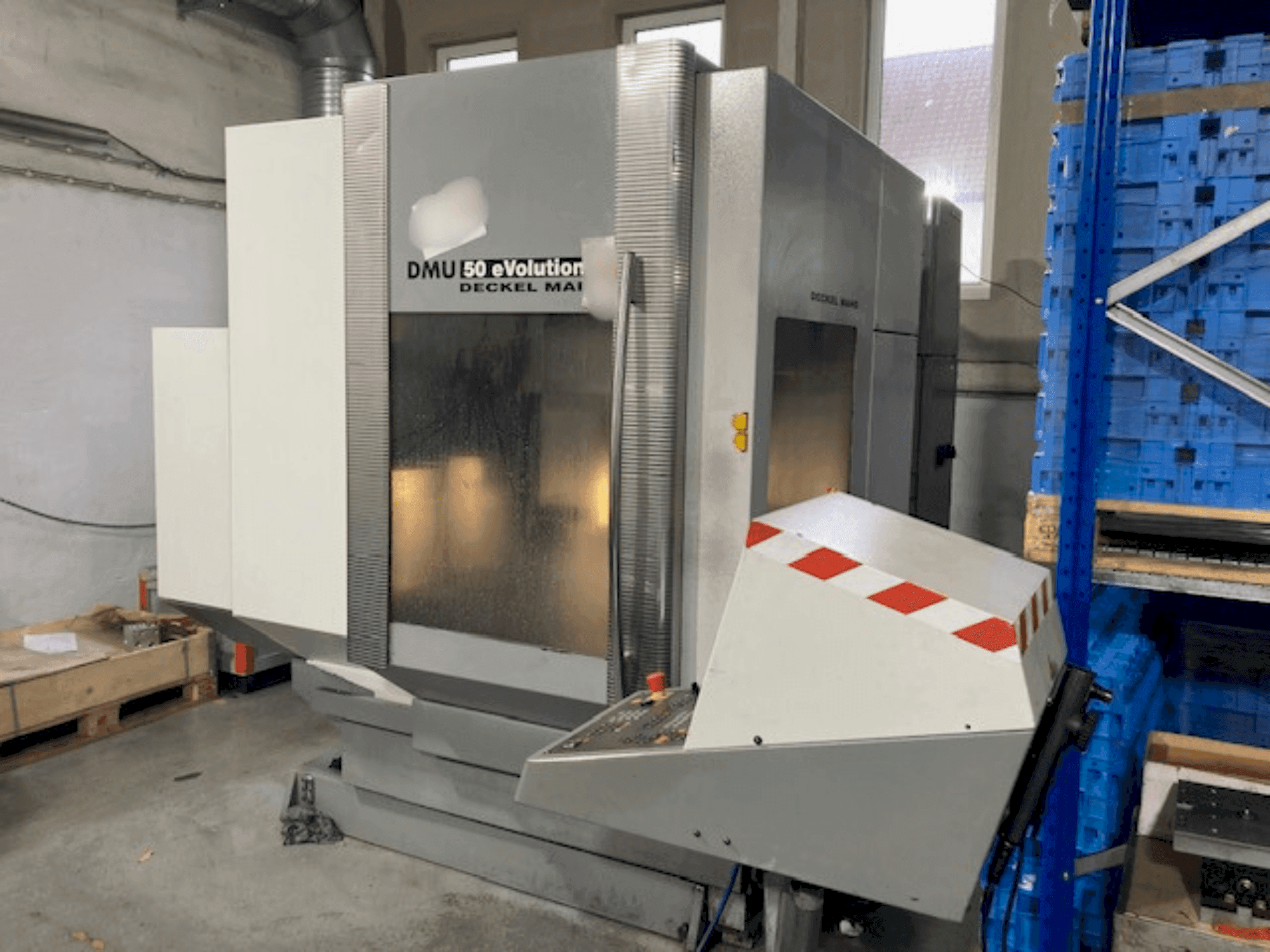 Vista Frontal da DMG MORI DMU 50 evolution máquina