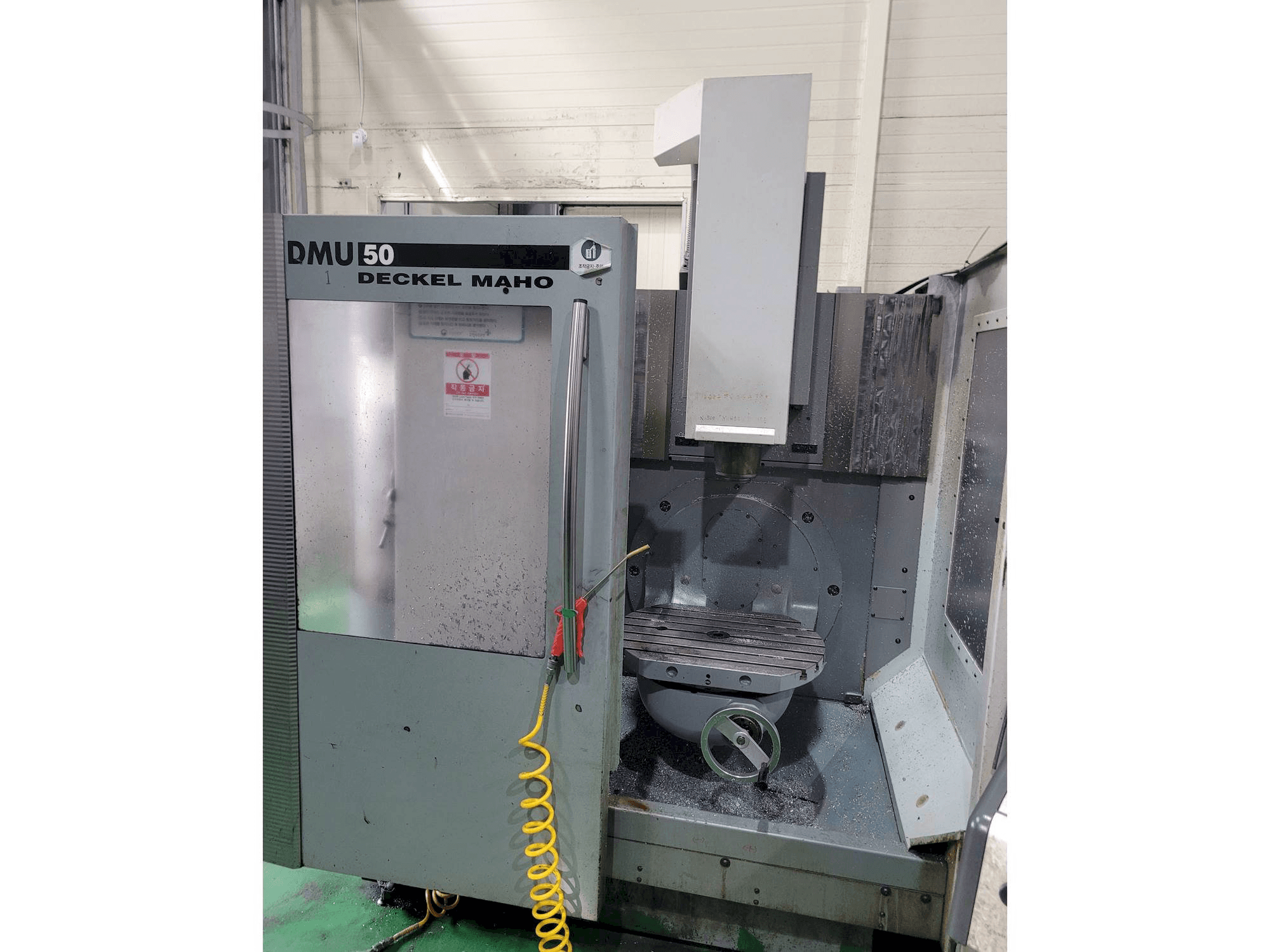 Vista Frontal da DECKEL MAHO DMU 50 máquina