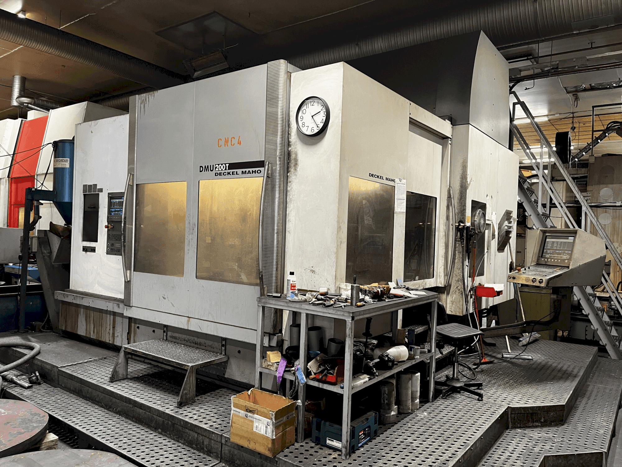 Vista Frontal da DECKEL MAHO DMU 200T máquina