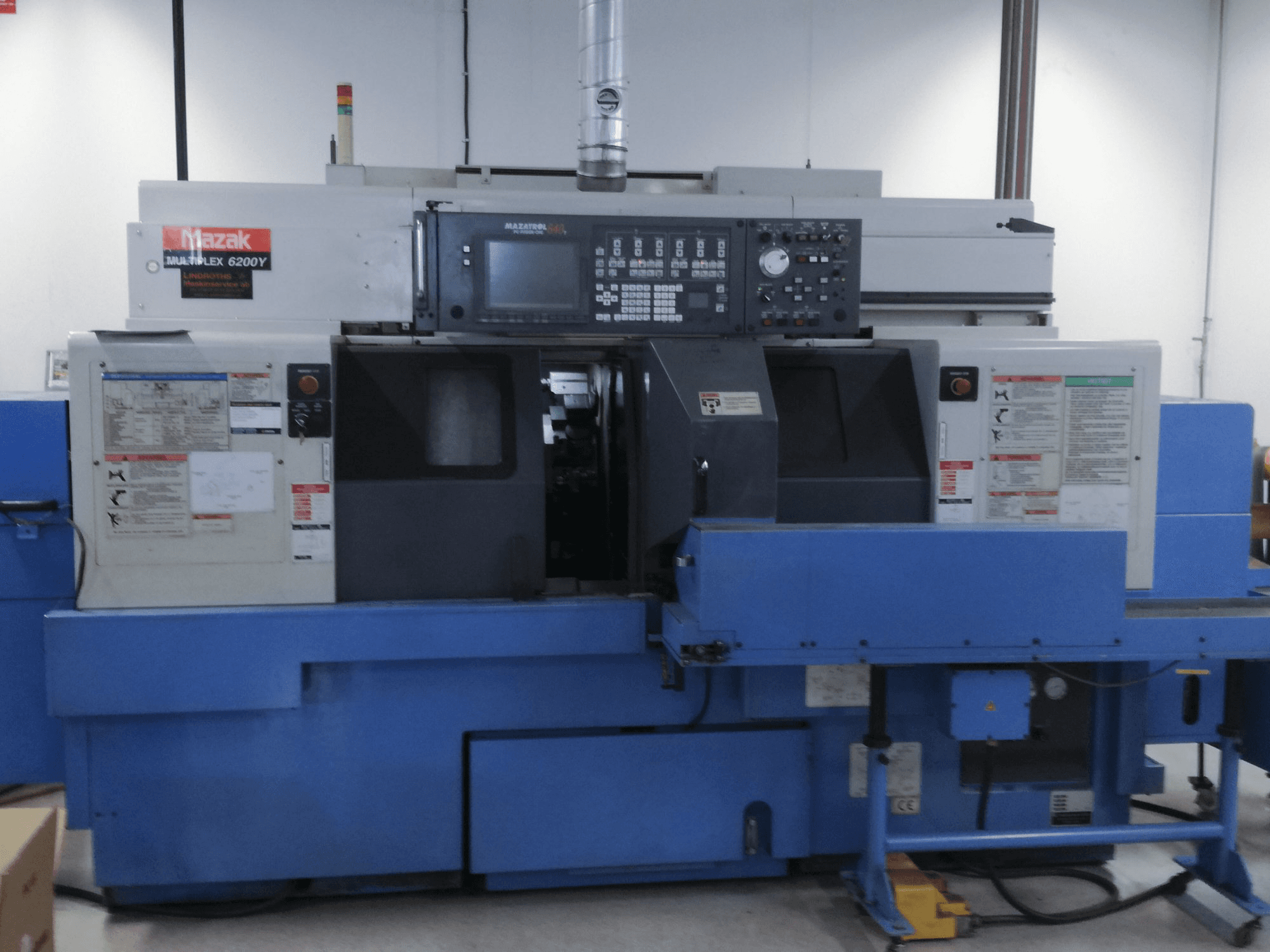 Vista Frontal da Mazak Multiplex 6200Y máquina