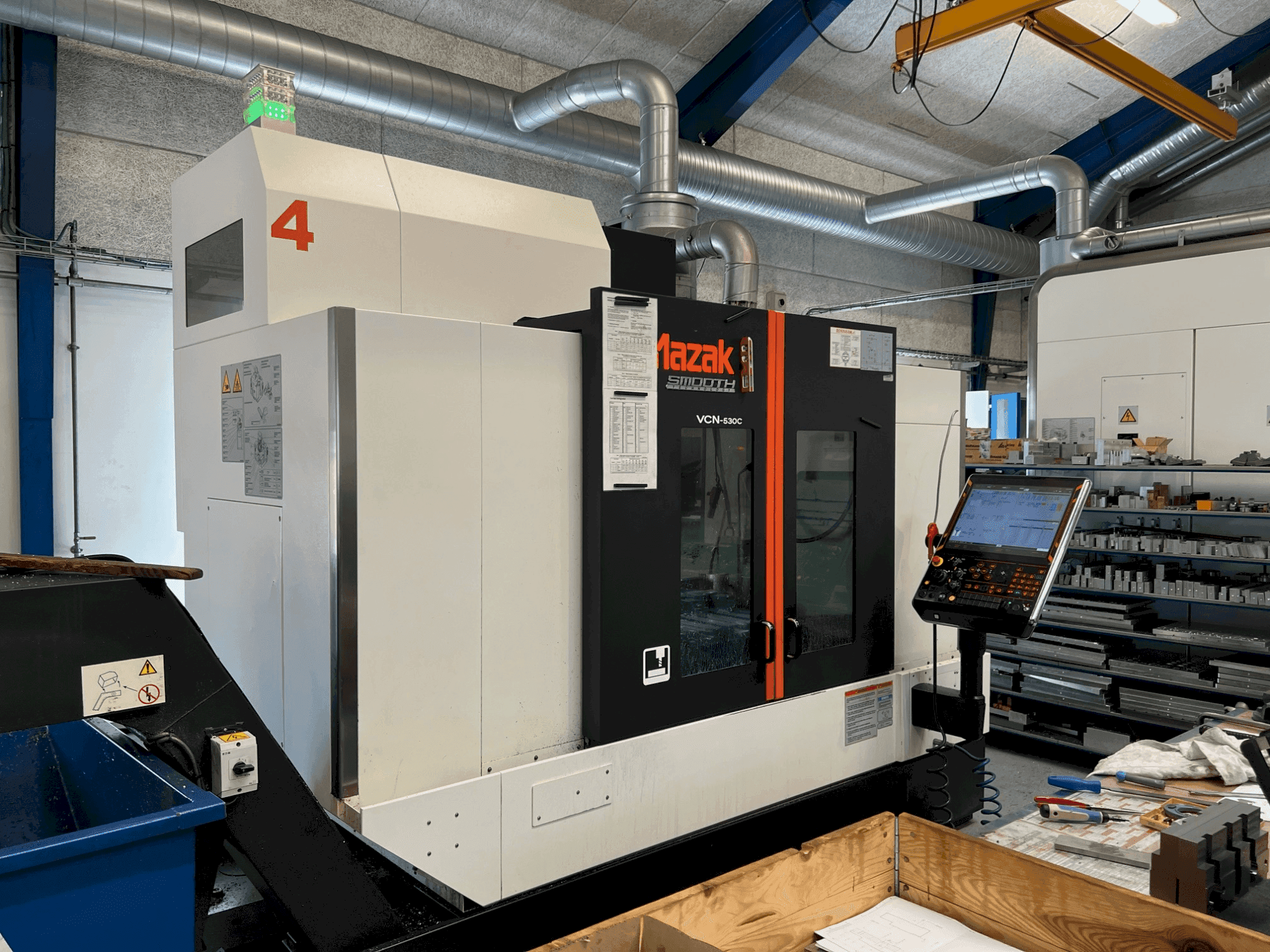 Vista Frontal da Mazak VCN-530C máquina