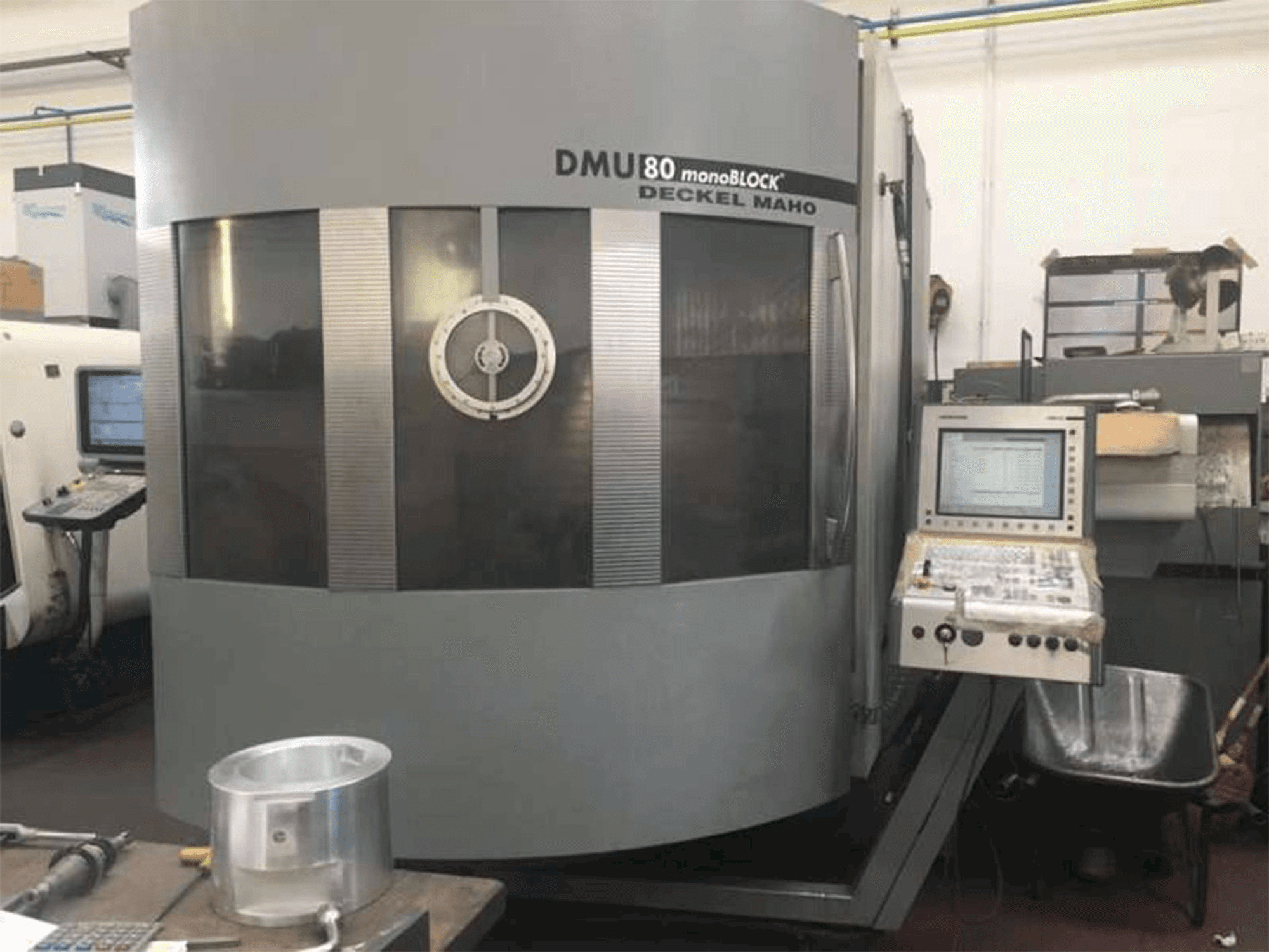 Vista Frontal da DECKEL MAHO DMU 80 monoblock máquina