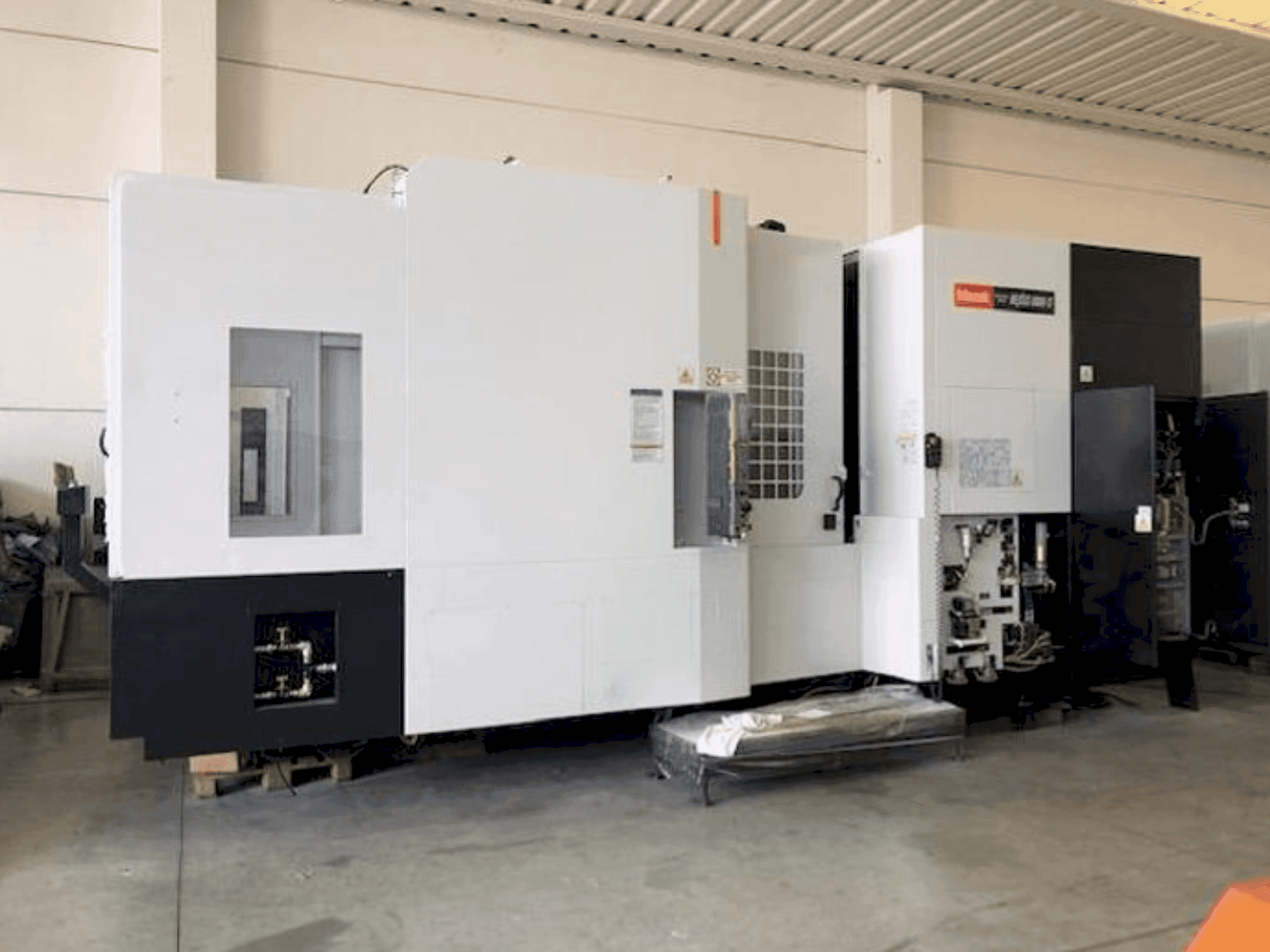 Vista Frontal da Mazak HCN-8800 máquina