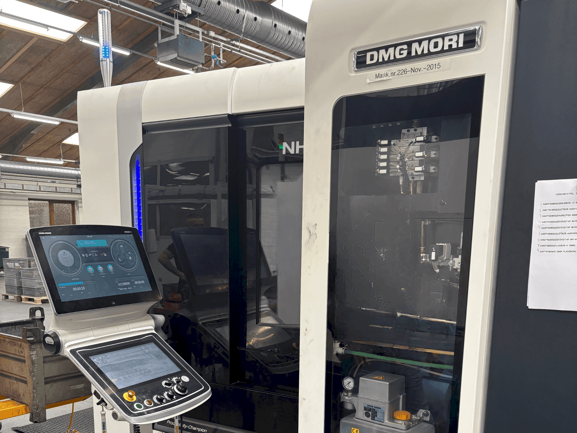 Vista Frontal da DMG MORI NHX 4000 máquina