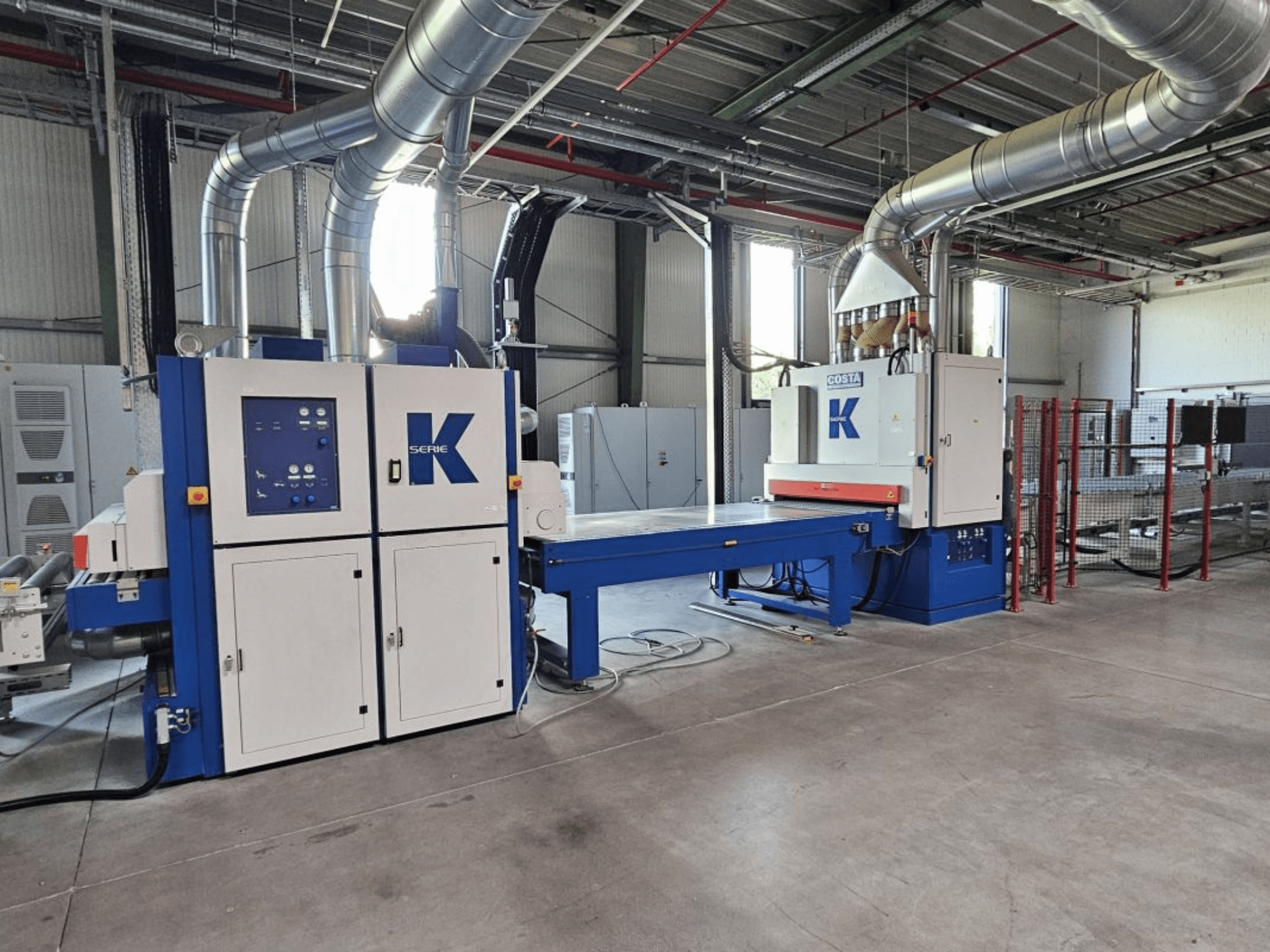 Prensa de laminação BURKLE EKMH 1300 em vista frontal, com painel de controlo e placa de prensagem grande num ambiente industrial.