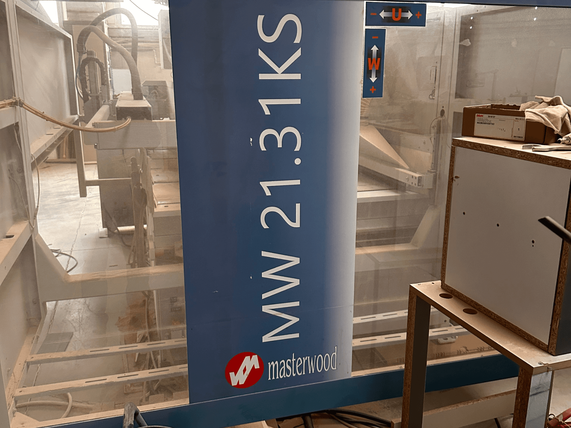 Máquina de perfuração para madeira MASTERWOOD Ks 21.31, vista frontal, mostrando os detalhes do modelo e o espaço de trabalho circundante.