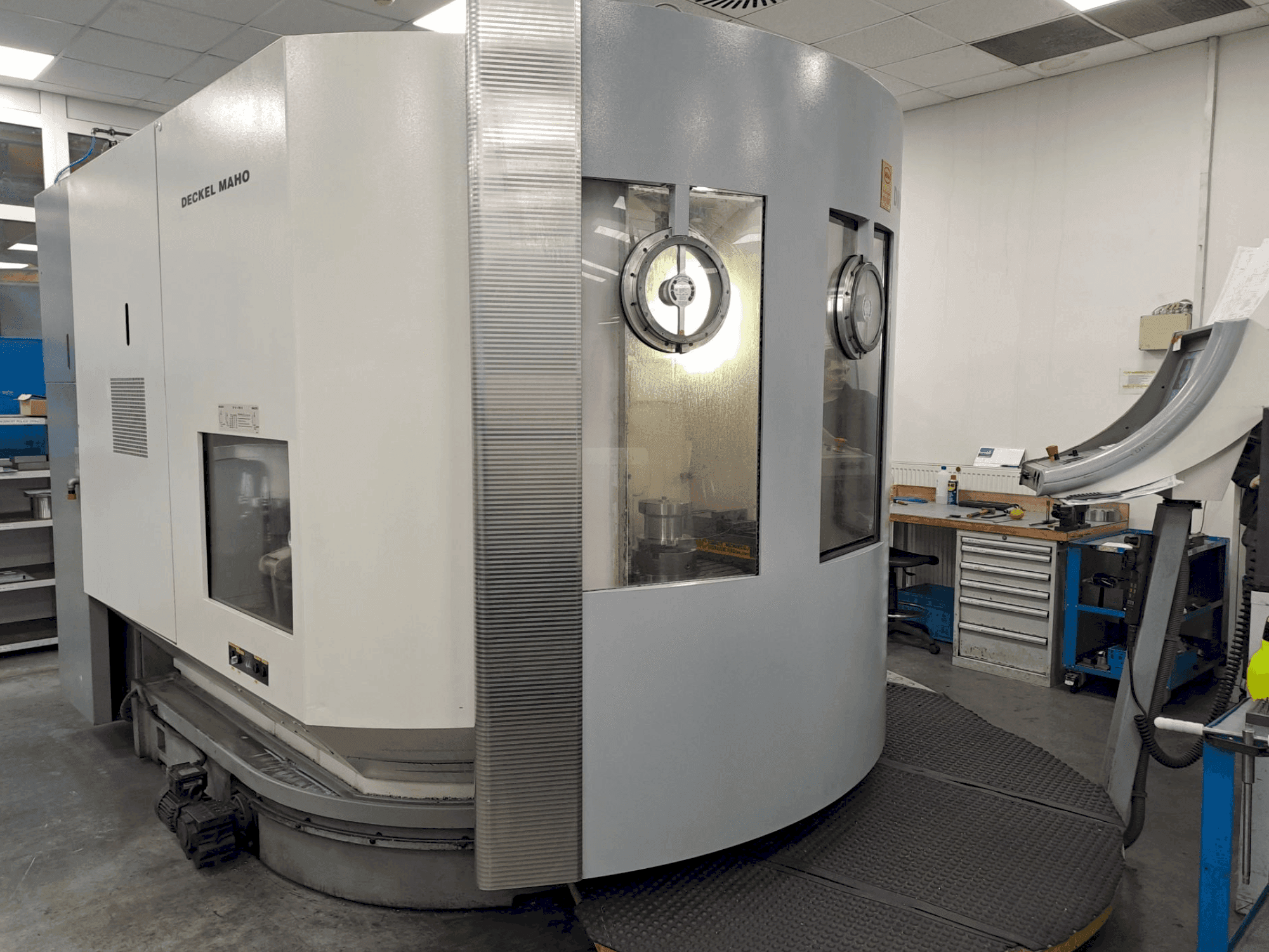 Vista Frontal da DECKEL MAHO DMU 100T máquina