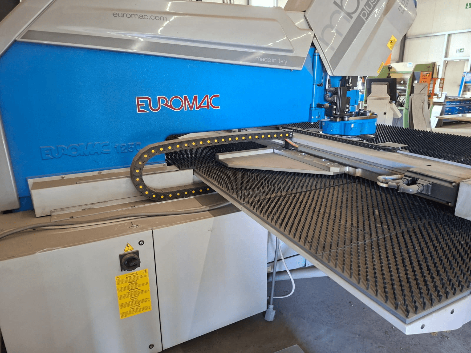 Puncionadora CNC Euromac MBX 6 Plus 1250/30-2250, vista frontal mostrando o painel de controlo e a superfície de borracha preta.