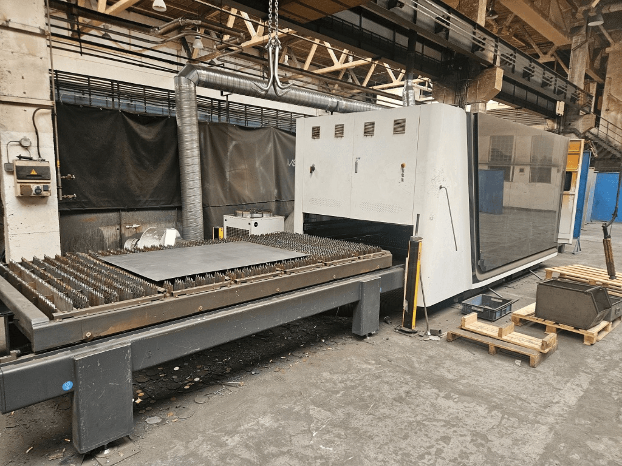 Máquina de corte a laser de fibra Bodor P3-G3 vista de frente, mostrando a mesa de corte e o painel de controlo.