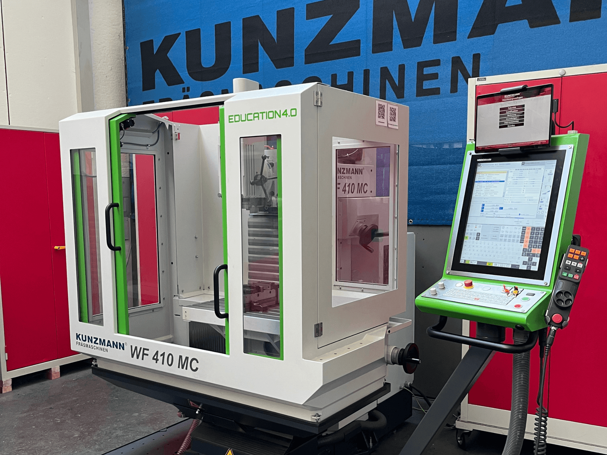 Centro de maquinagem universal KUNZMANN WF 410 MC, visto de frente, com detalhes em verde, portas transparentes e painel de controlo.