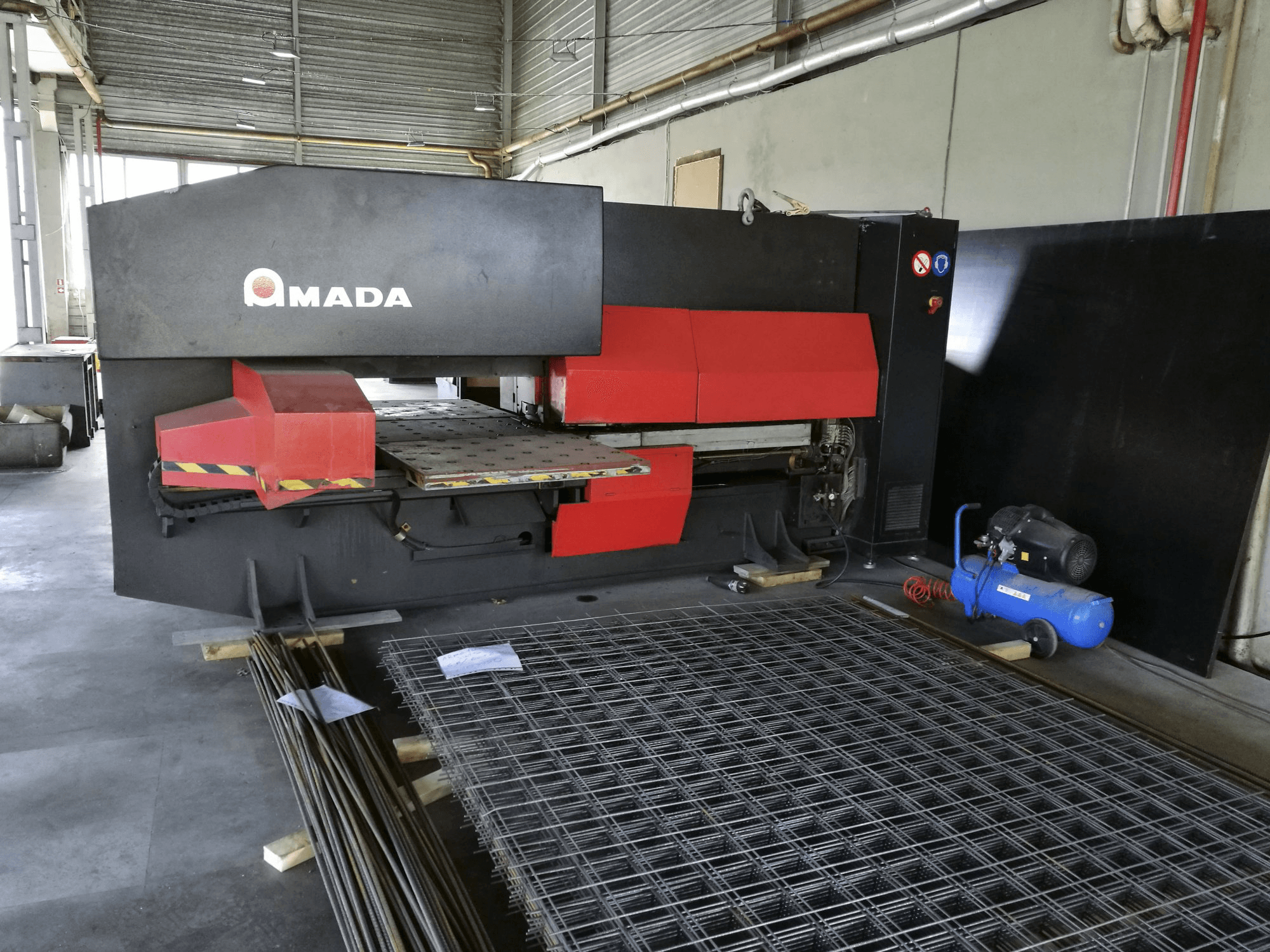 Vista Frontal da AMADA EUROPE 245 máquina