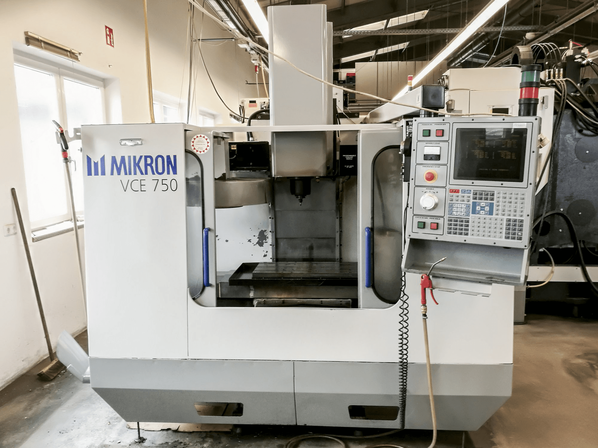 Vista Frontal da HAAS VCE 750 máquina