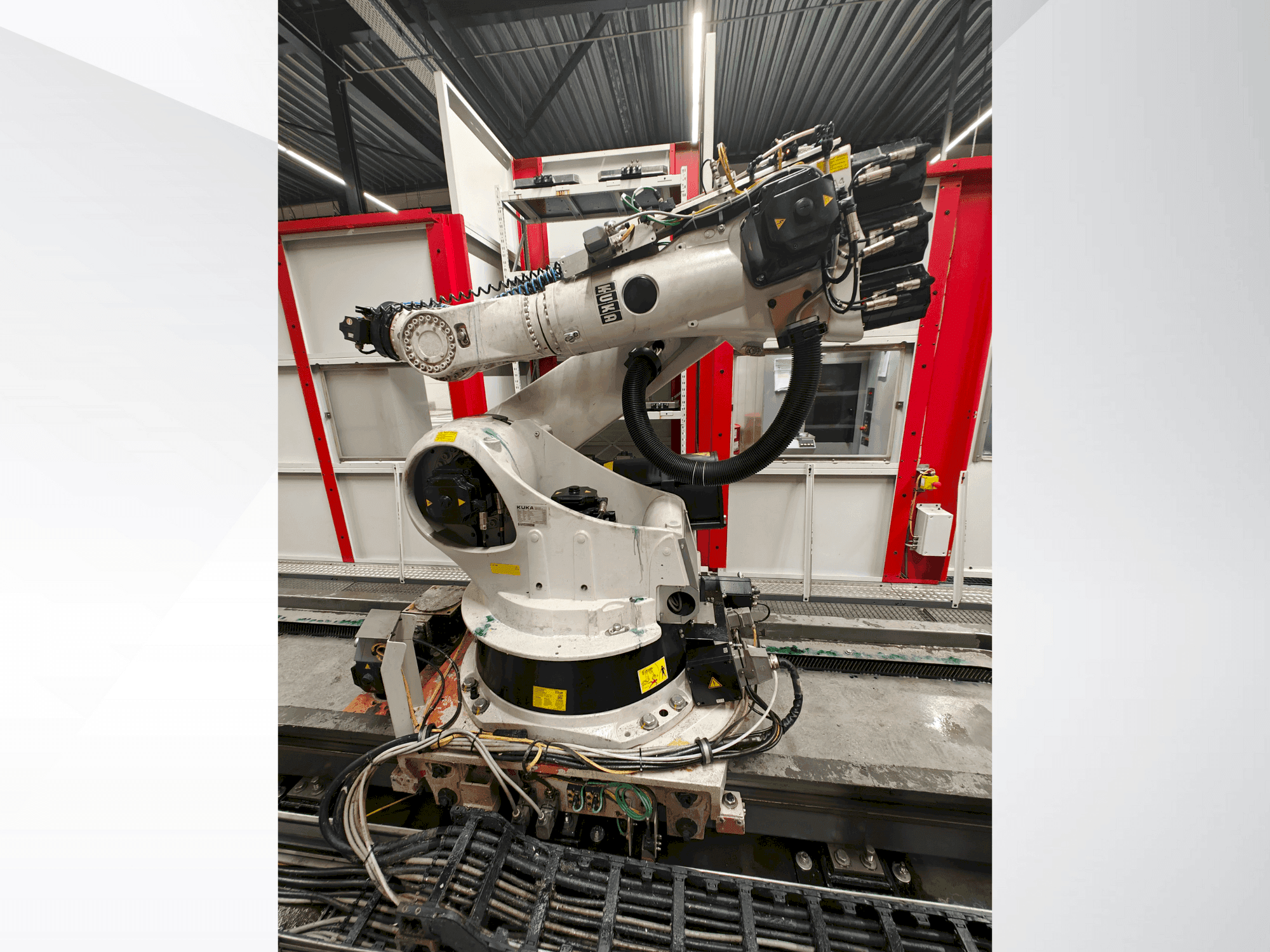 Vista Frontal da KUKA KR 270-2 máquina