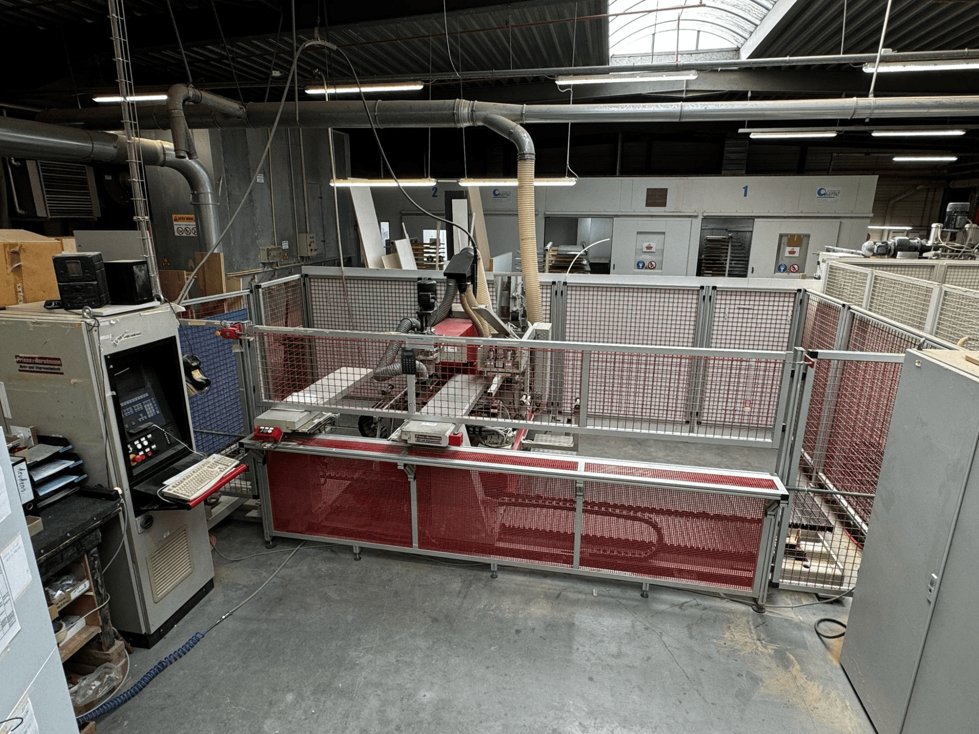 Máquina de perfuração multifuso BAT-III-CNC da PREISS U HORTSTMANN, vista de cima, com o painel de controlo e as barreiras de segurança.