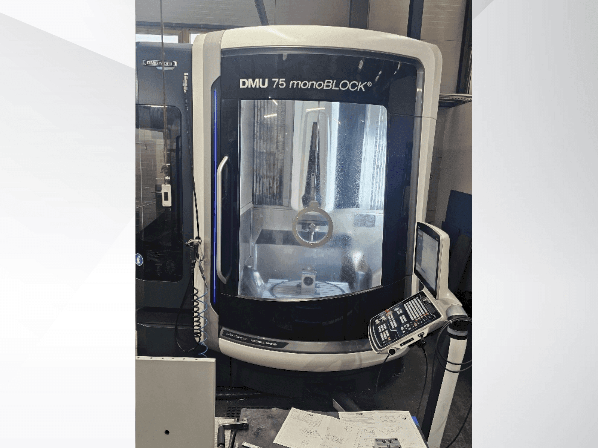 Vista Frontal da DMG MORI DMU 75 monoBlock máquina