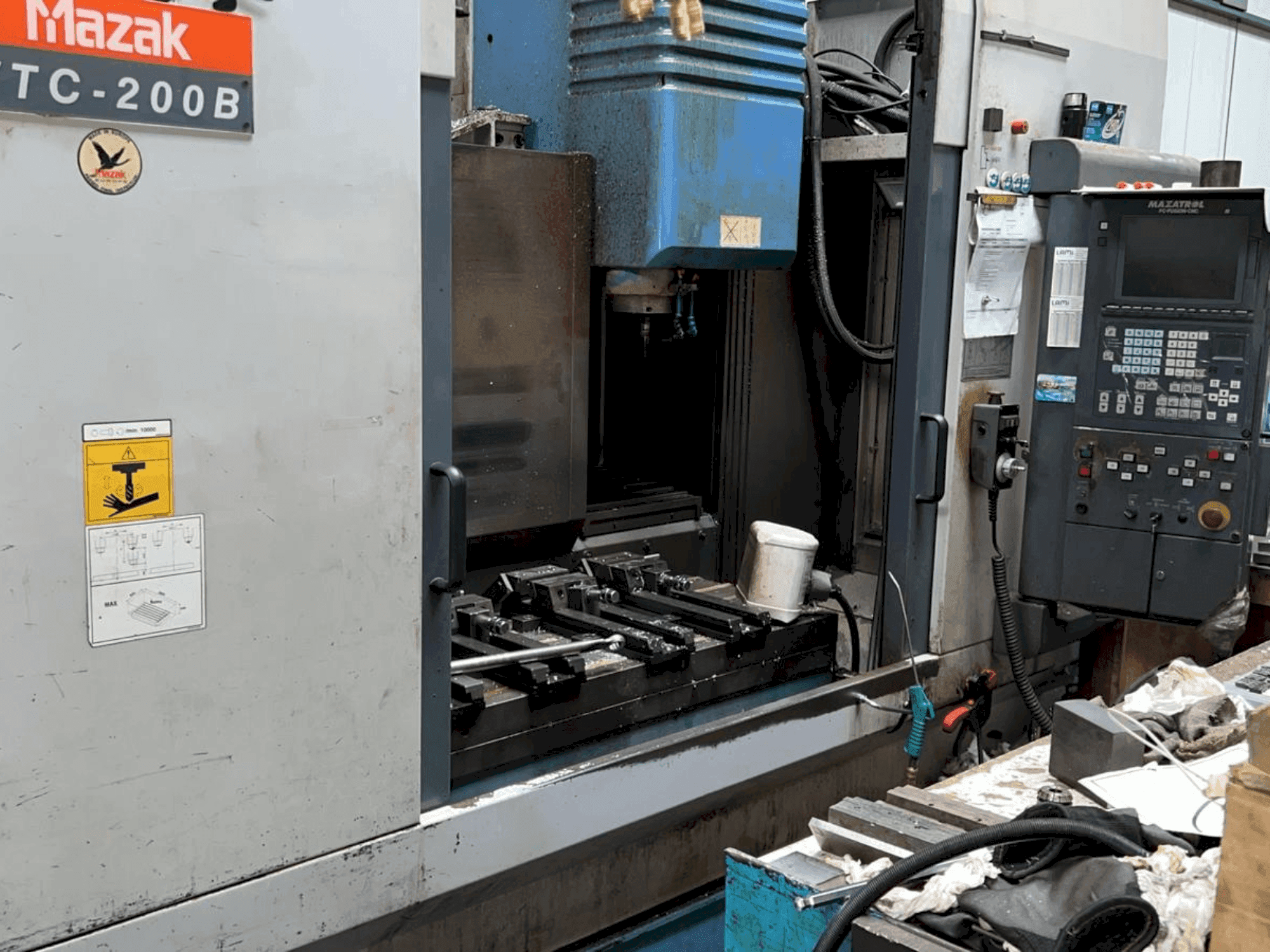 Vista Frontal da Mazak VTC-B máquina
