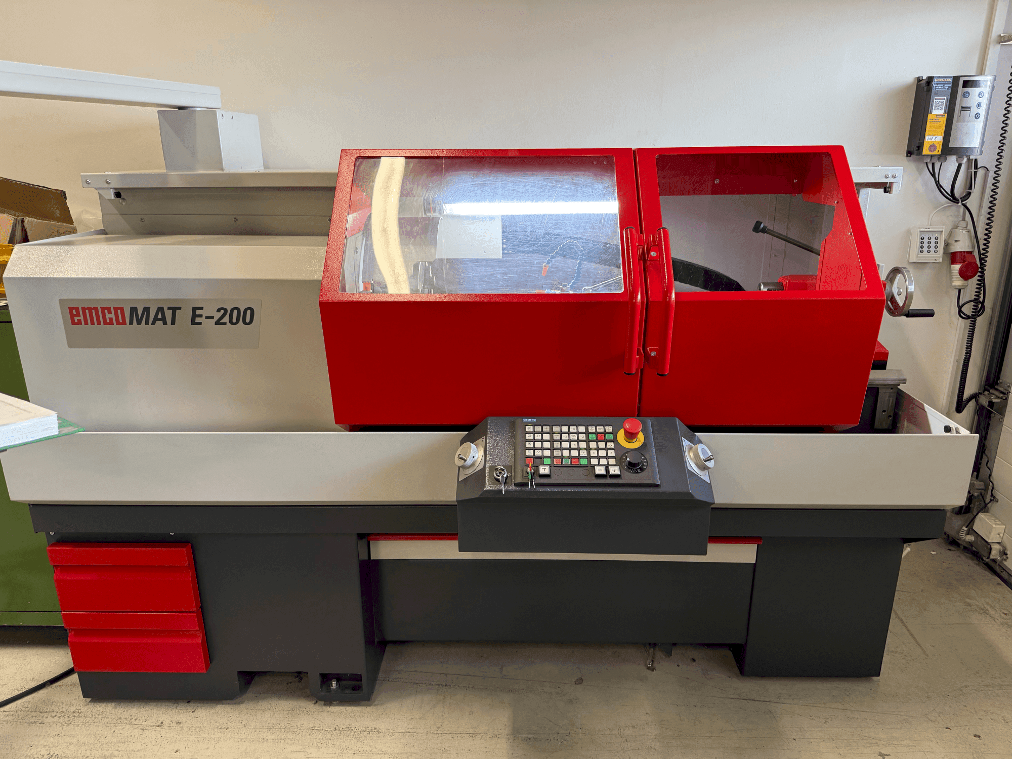 Vista Frontal da EMCO Emcomat E-200 máquina