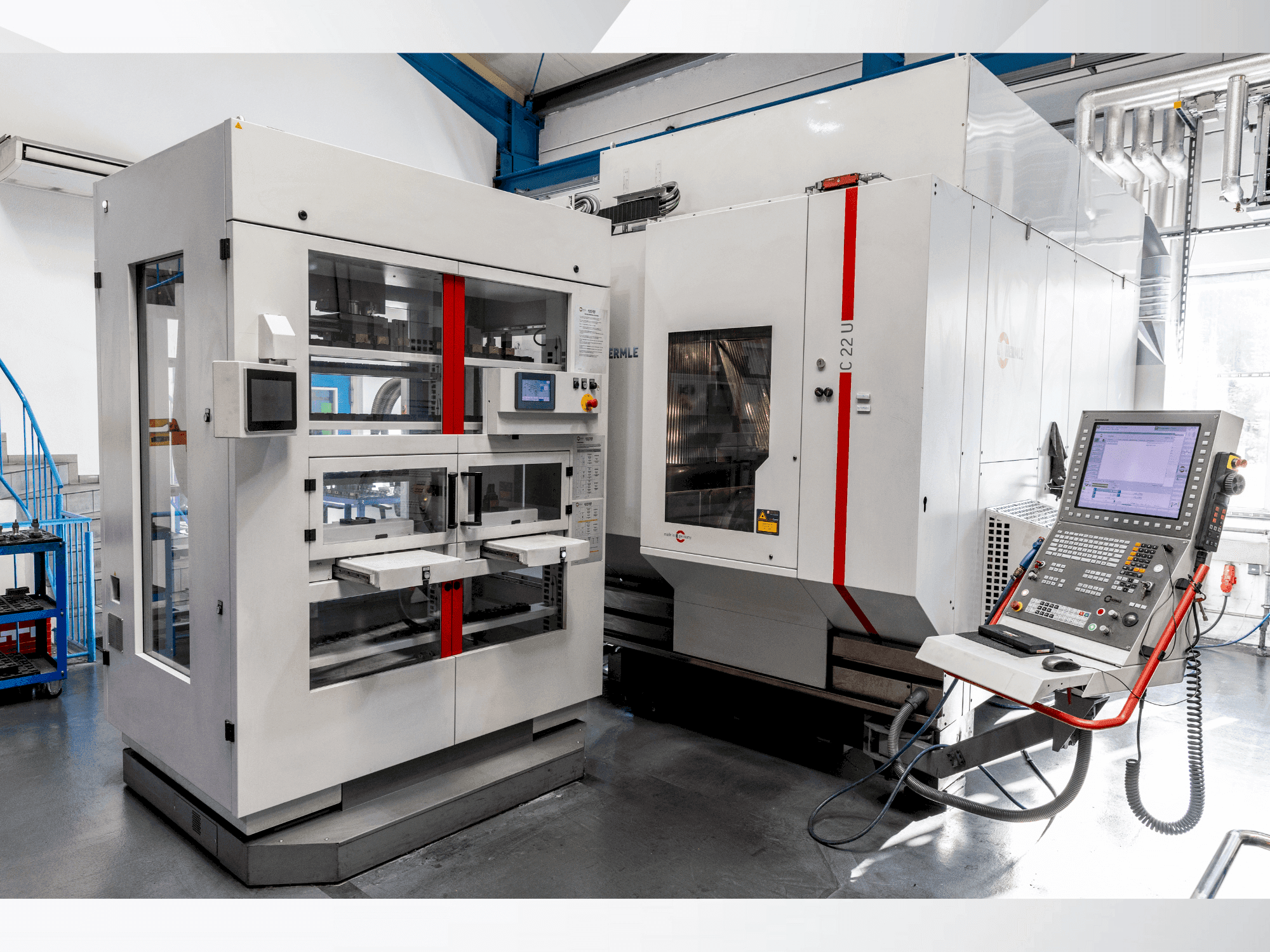 Vista Frontal da HERMLE C22 with handling system IH30 máquina