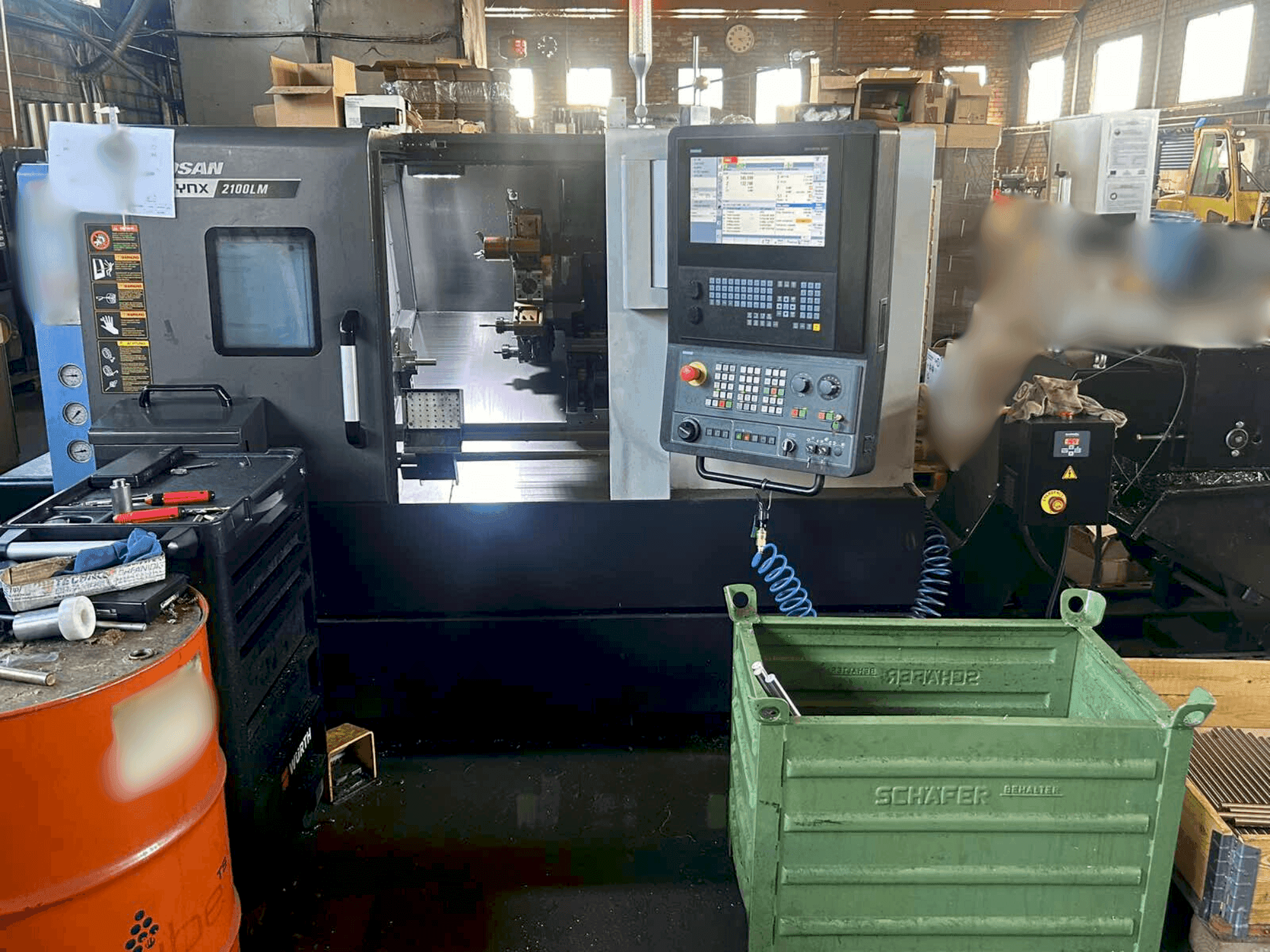 Vista Frontal da DOOSAN LYNX 2100 LMB máquina
