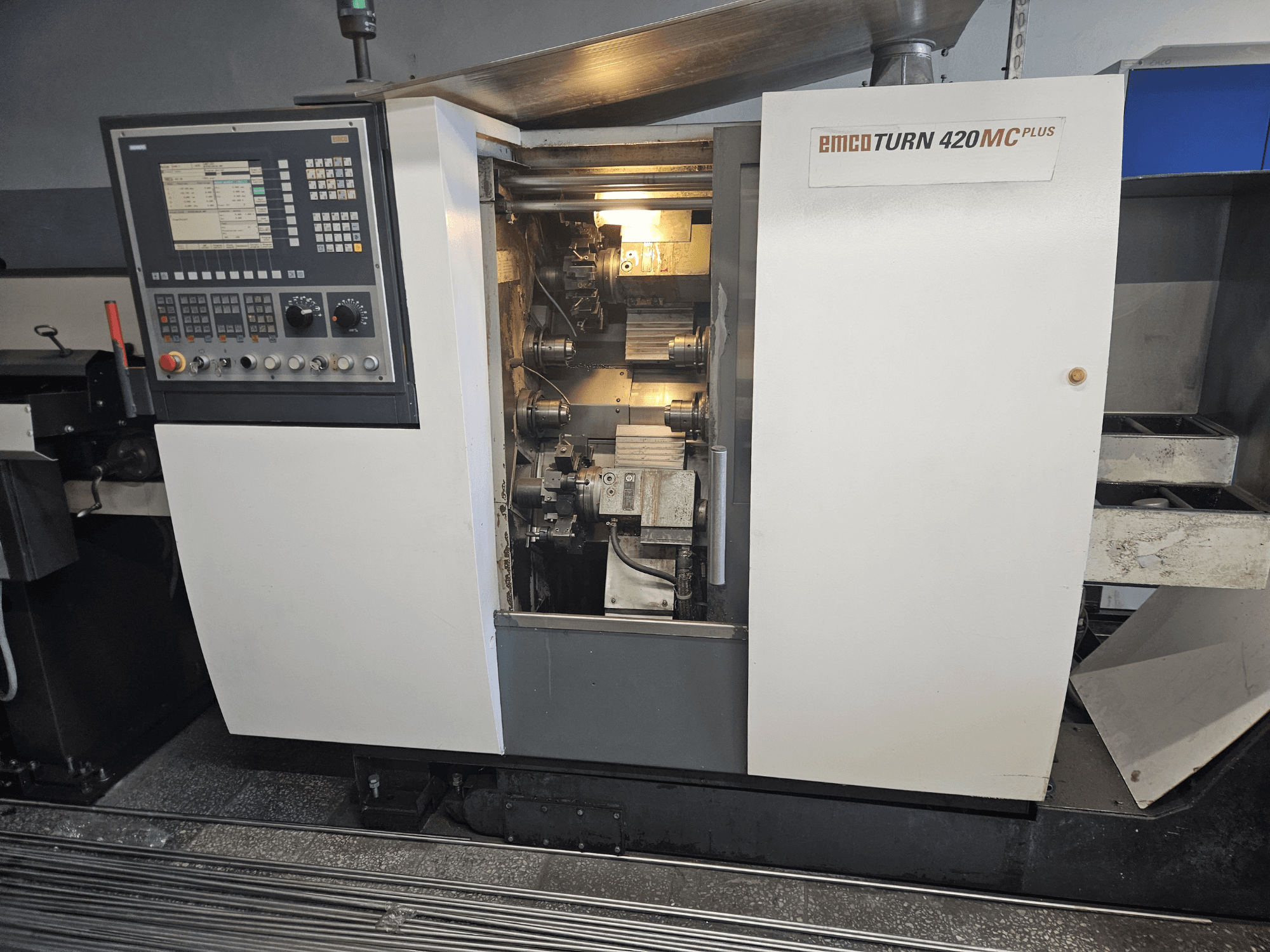 Máquina multifuso EMCO TURN 420 MC Plus, vista frontal mostrando o painel de controlo e os componentes internos.