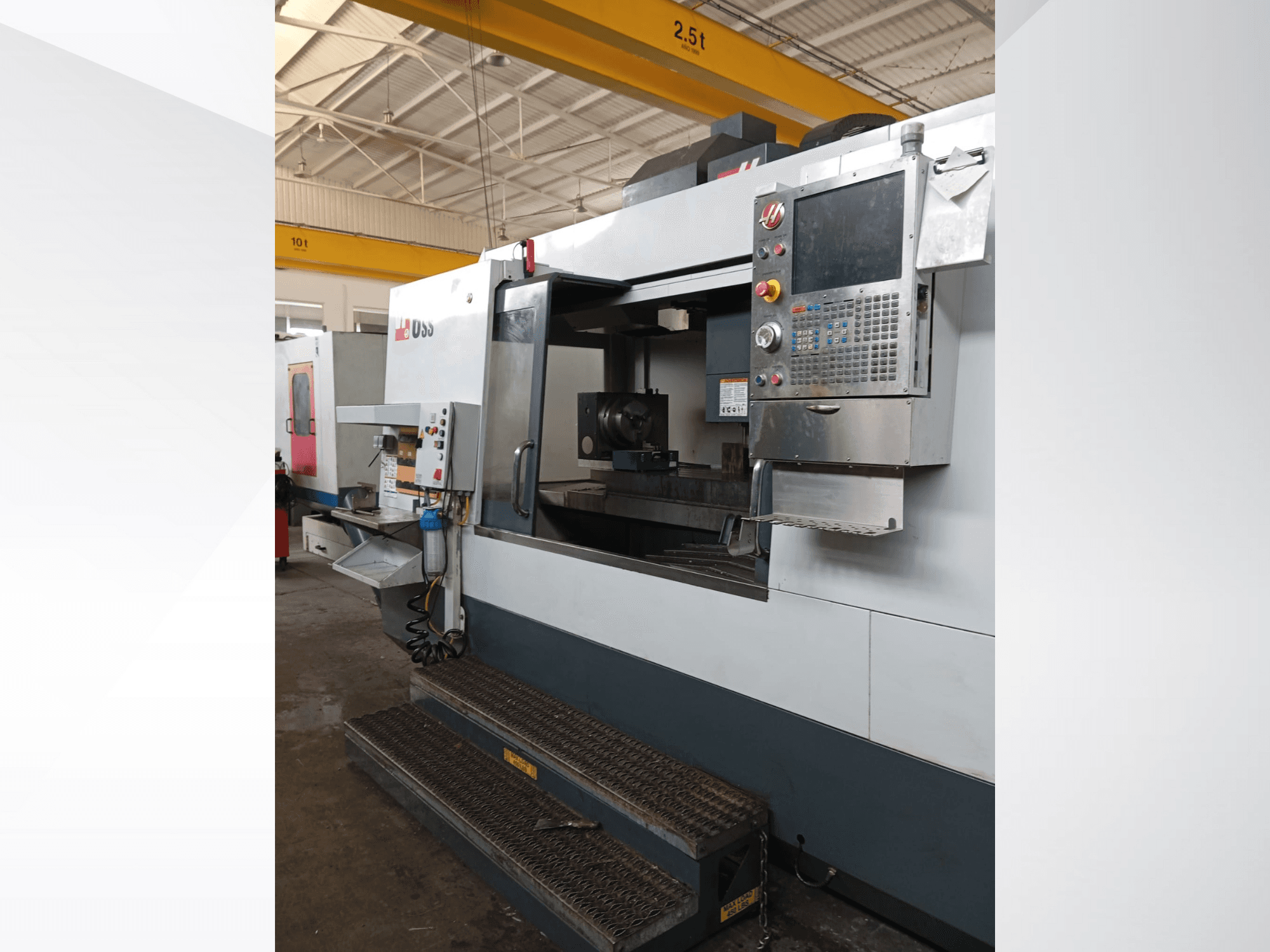 Fresadora CNC Haas, vista frontal, mostrando o painel de controlo, área de trabalho e passos detalhados para acesso.