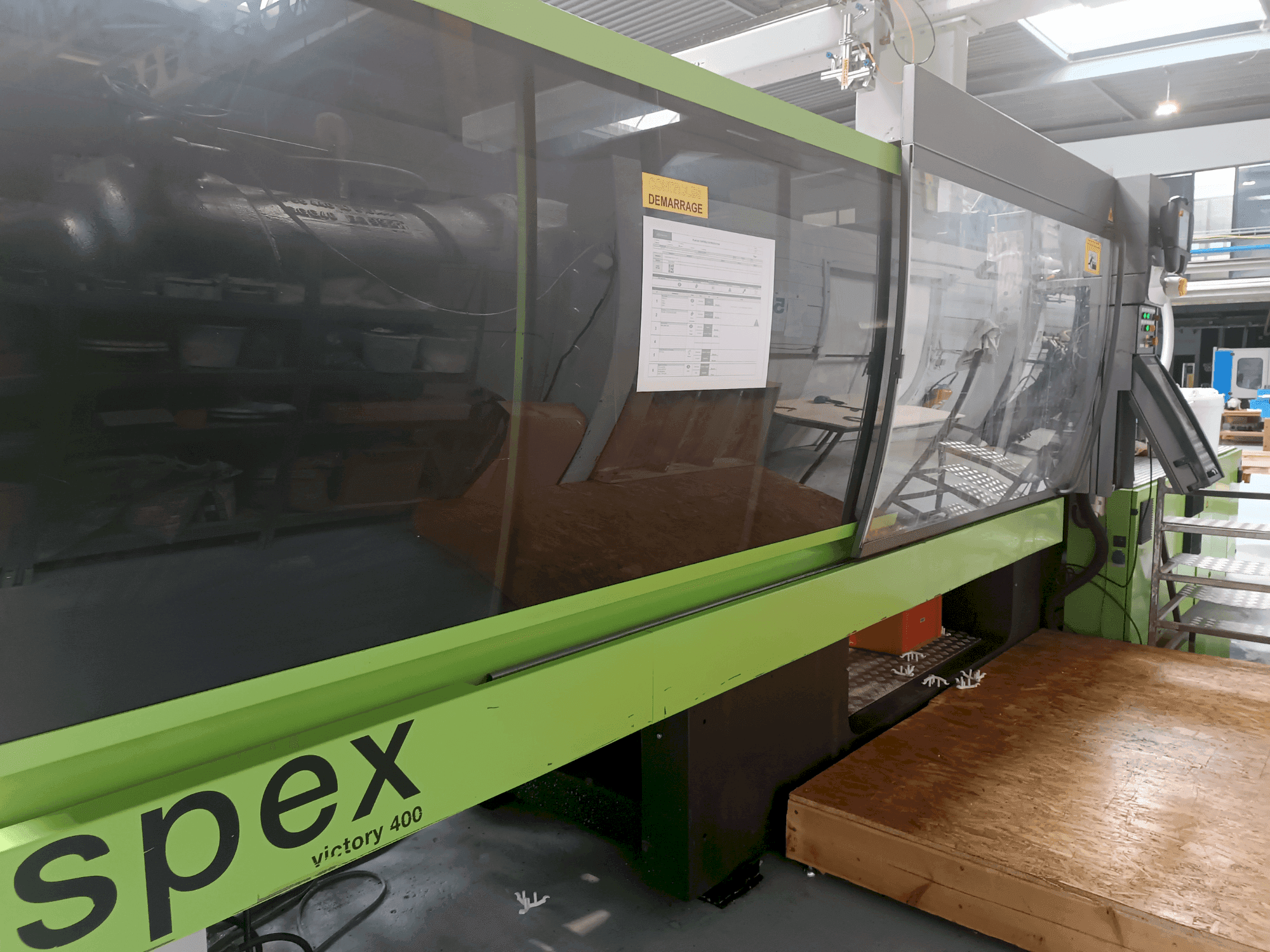 Vista Frontal da Engel Victory 1350 400HL Spex máquina