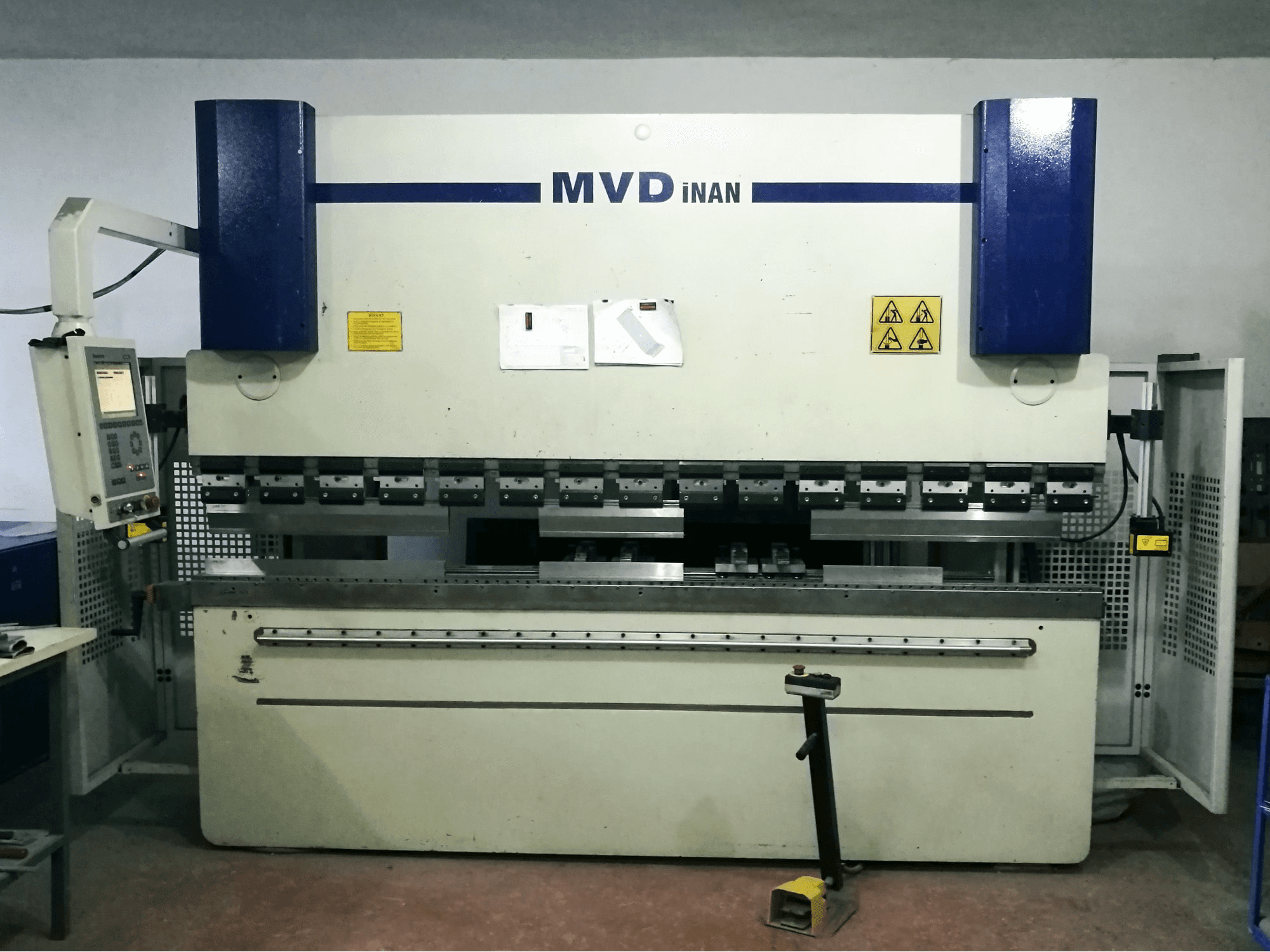 Vista Frontal da MVD Inan CNC 30/120 máquina