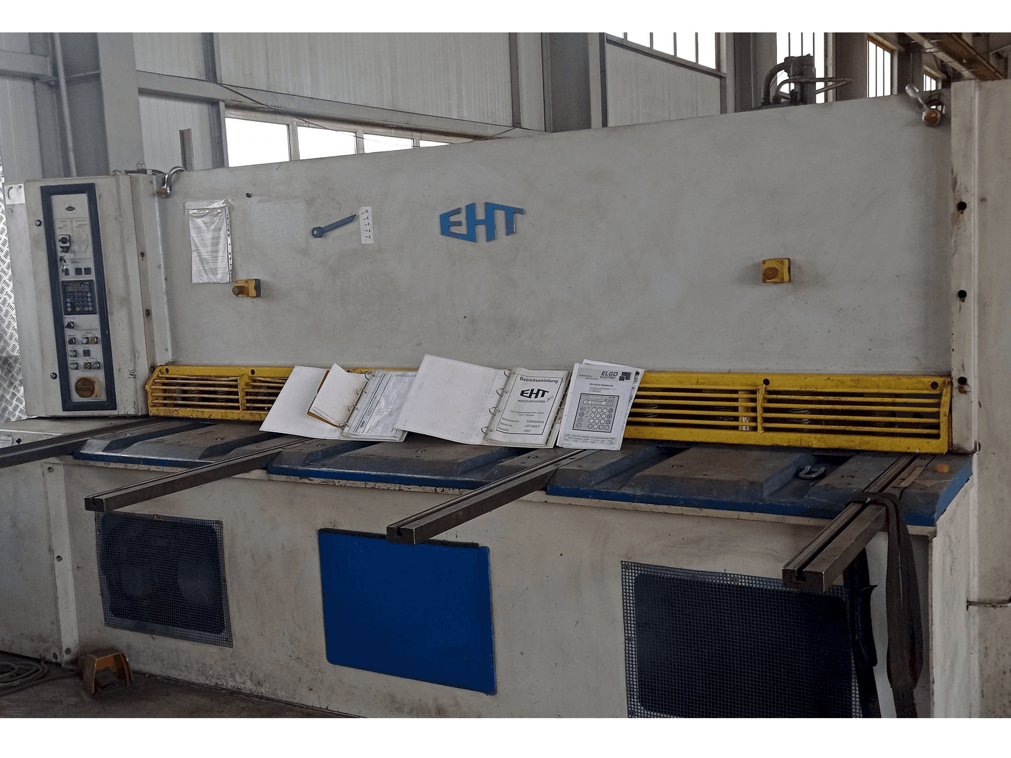 Vista Frontal da EHT Ecocut 10-31 máquina