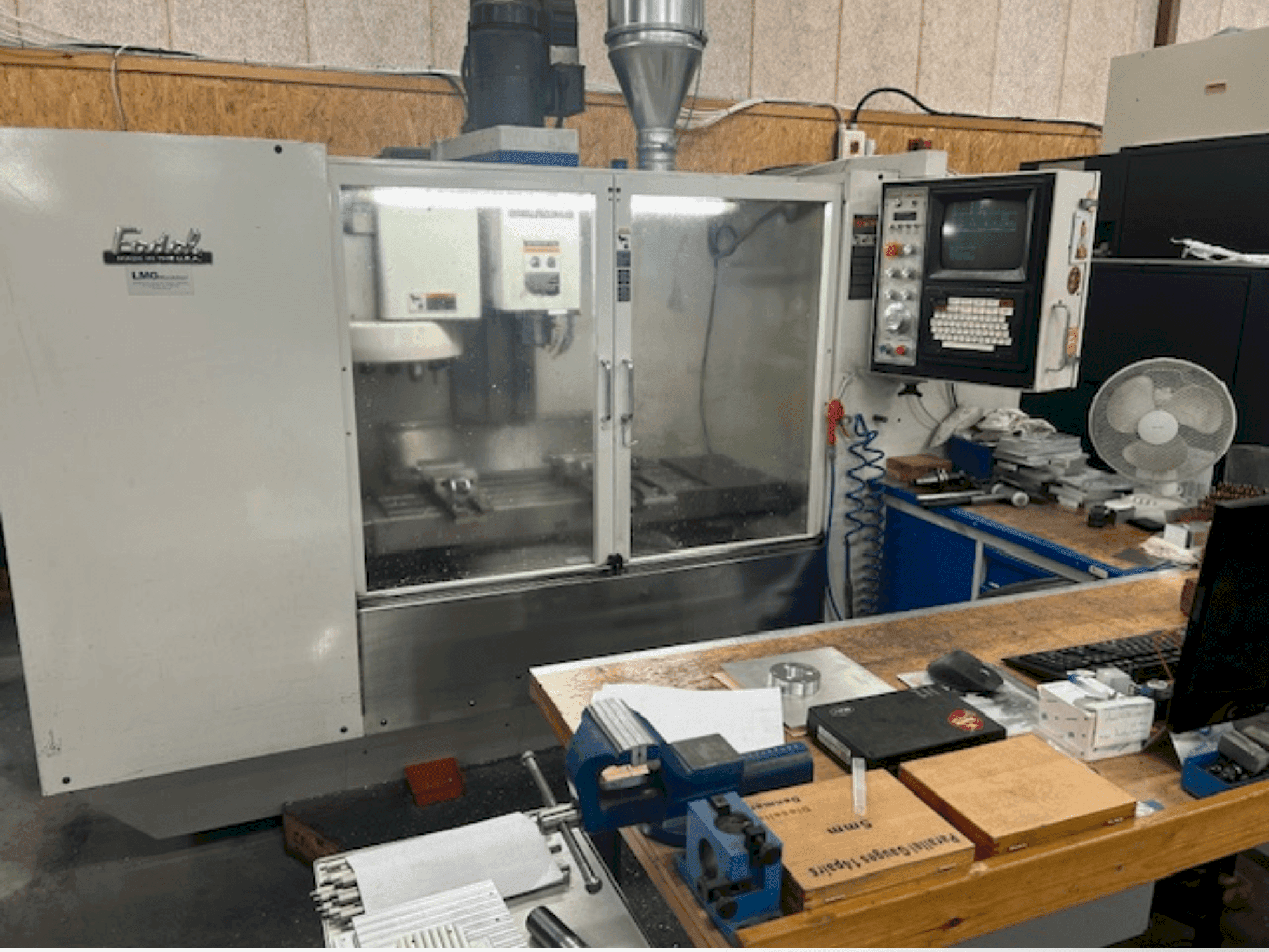 Vista Frontal da FADAL 906-1 máquina