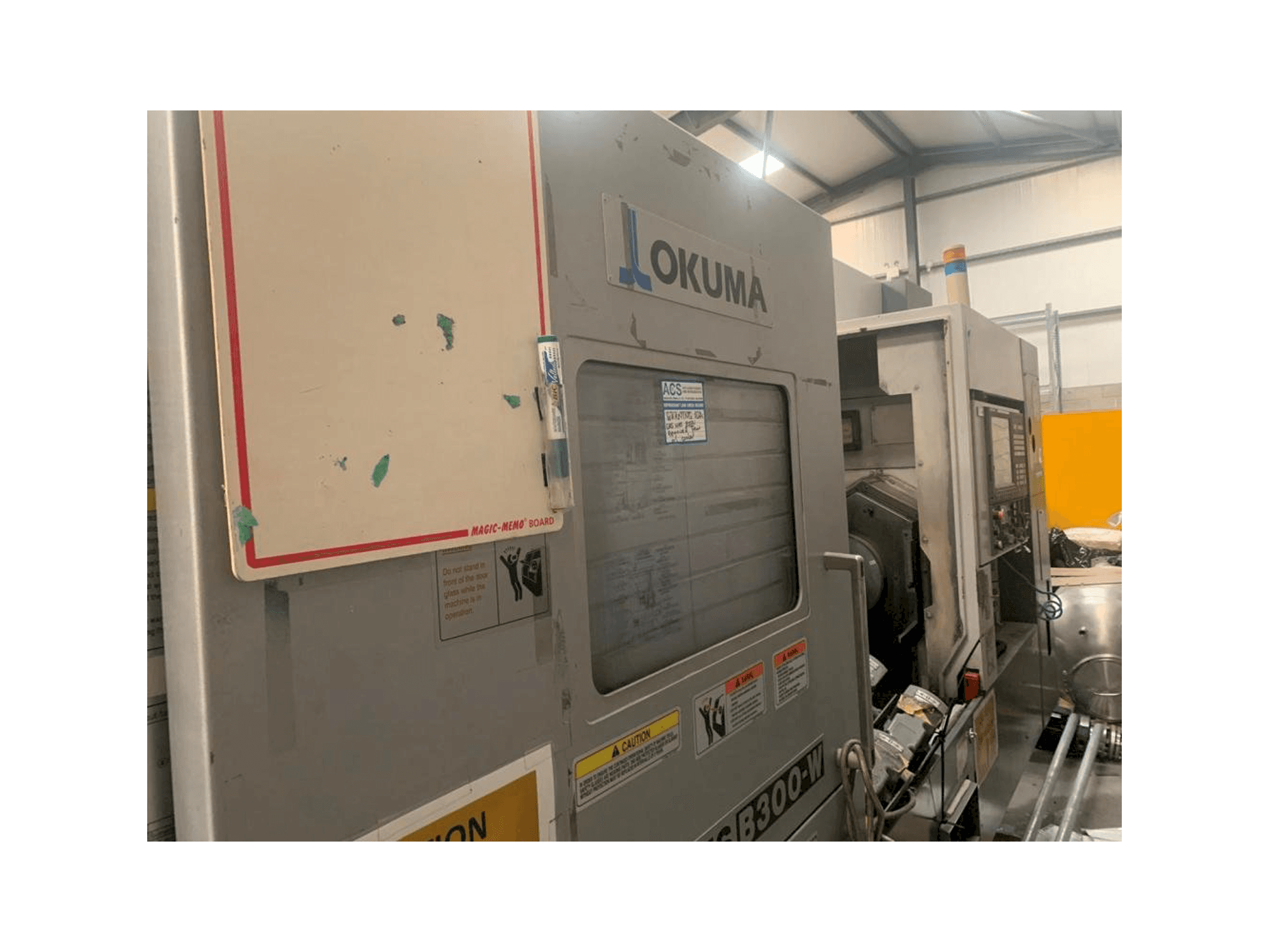 Vista Frontal da Okuma Multus B-300W máquina