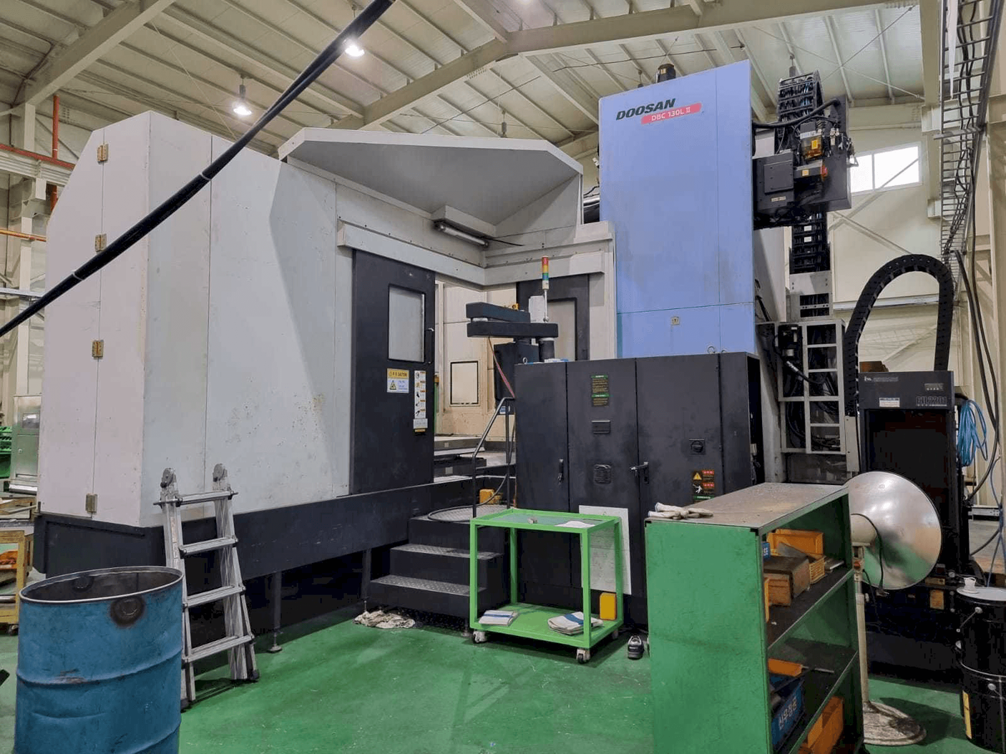 Vista Frontal da Doosan DBC 130L II máquina