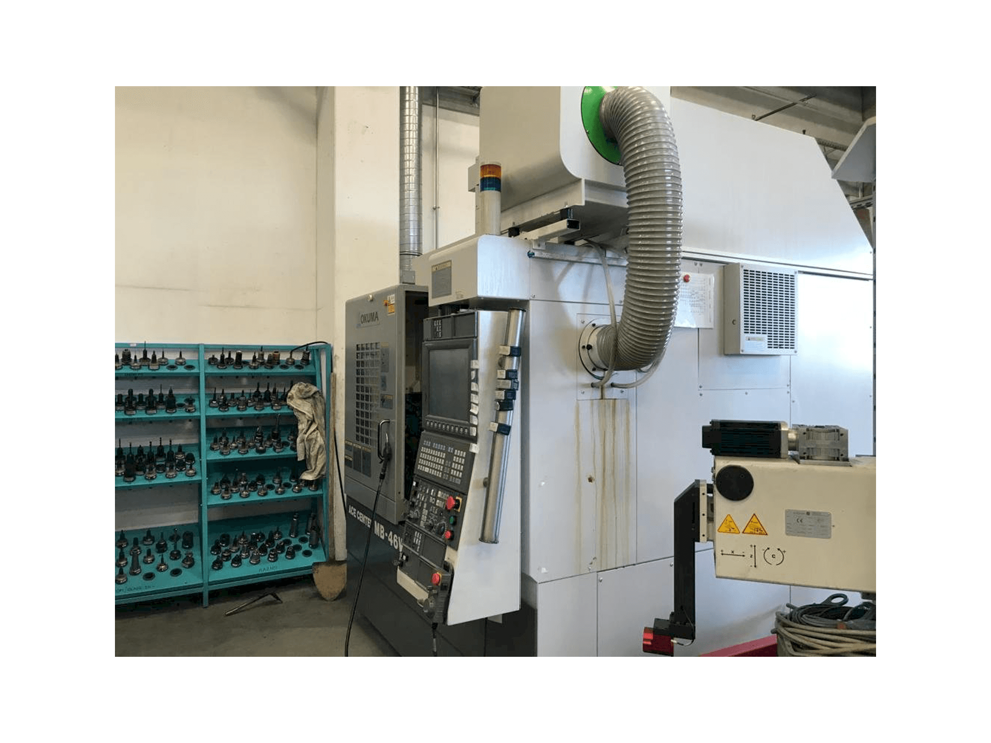 Vista Lateral Direita da Okuma MB 46 VAE máquina