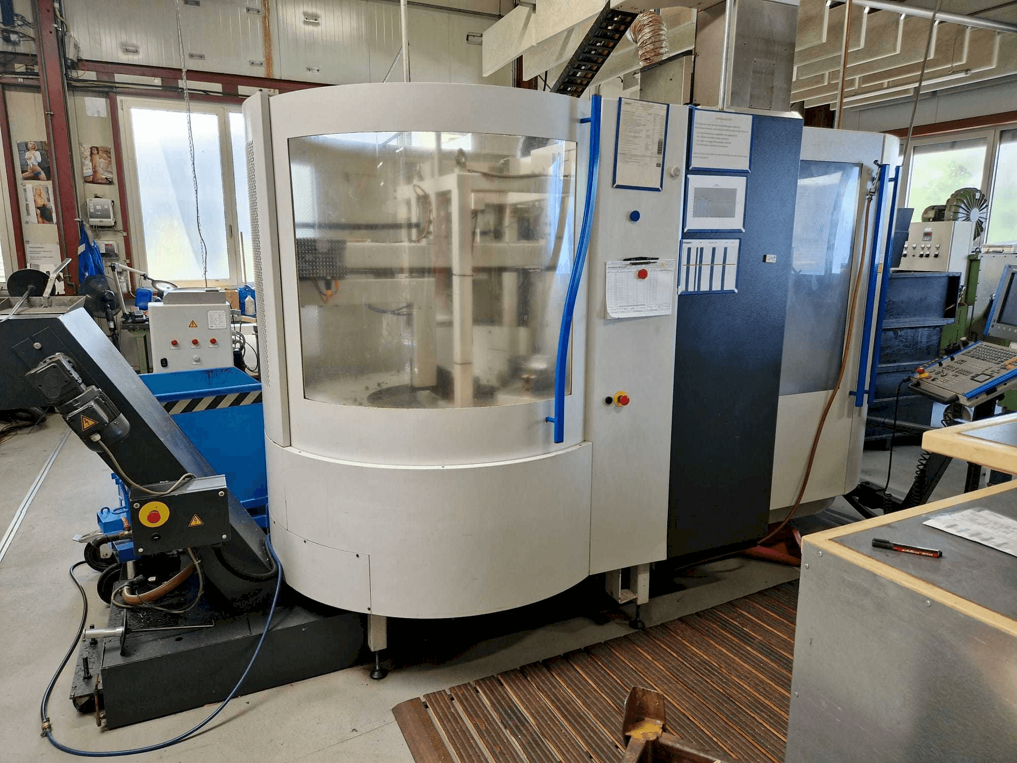 Vista Frontal da MIKRON UCP600 Vario máquina