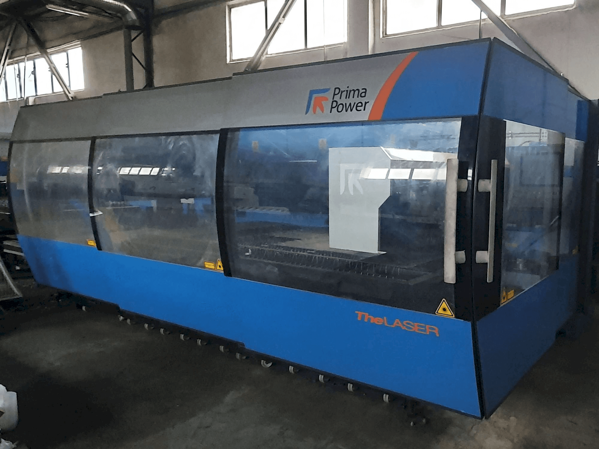 Vista Frontal da Prima Power Platino 1530 máquina