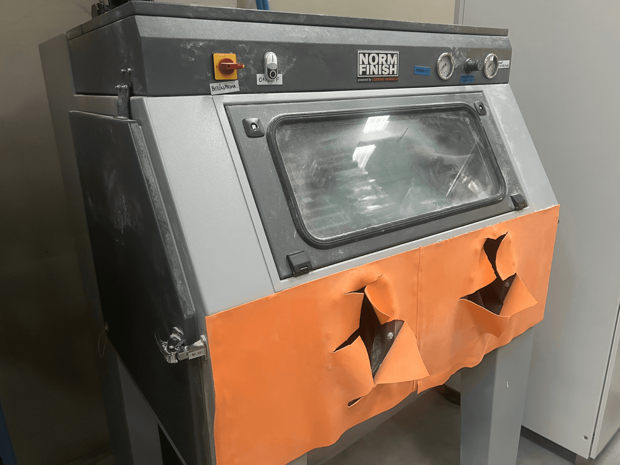 Impressora 3D de plástico EOS P 396 em cinzento, vista lateral com tampa laranja gasta e painel de controlo visível, estado empoeirado.