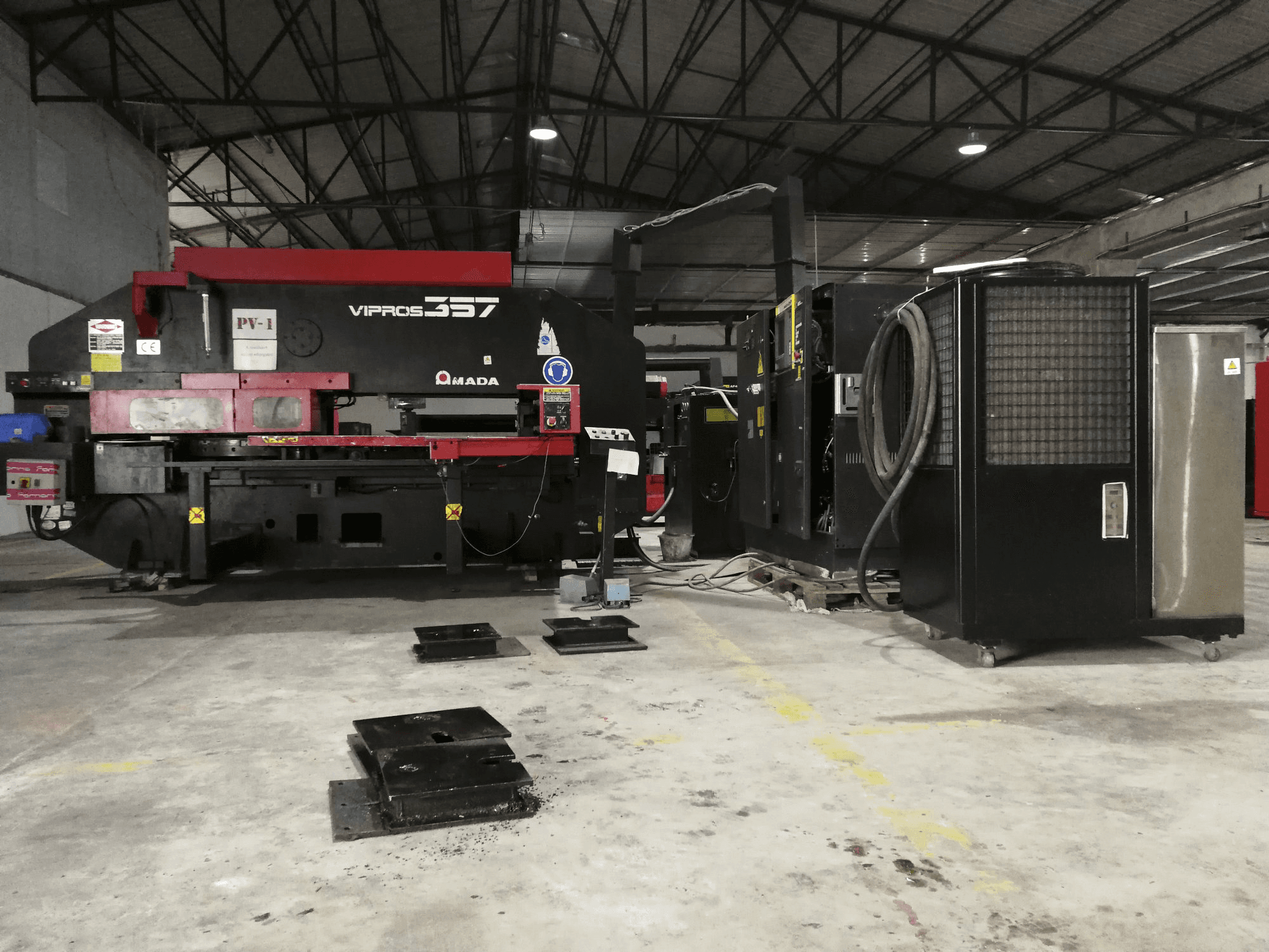Vista Frontal da AMADA Vipros 357 máquina