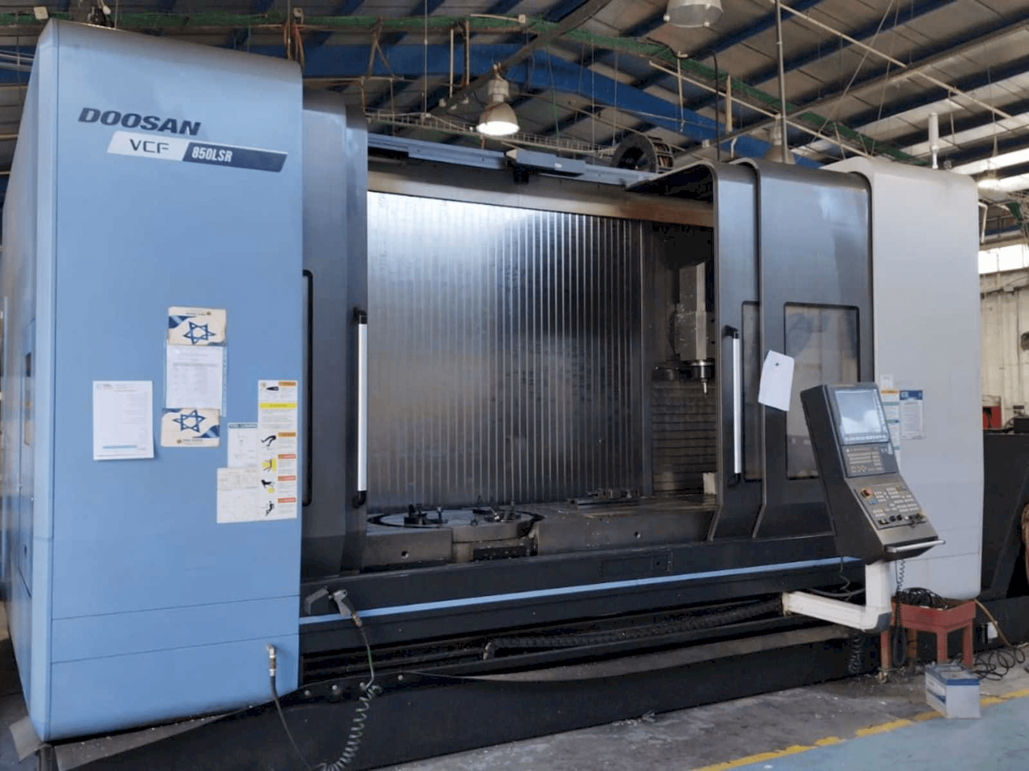 Vista Frontal da Doosan VCF 850LSR máquina