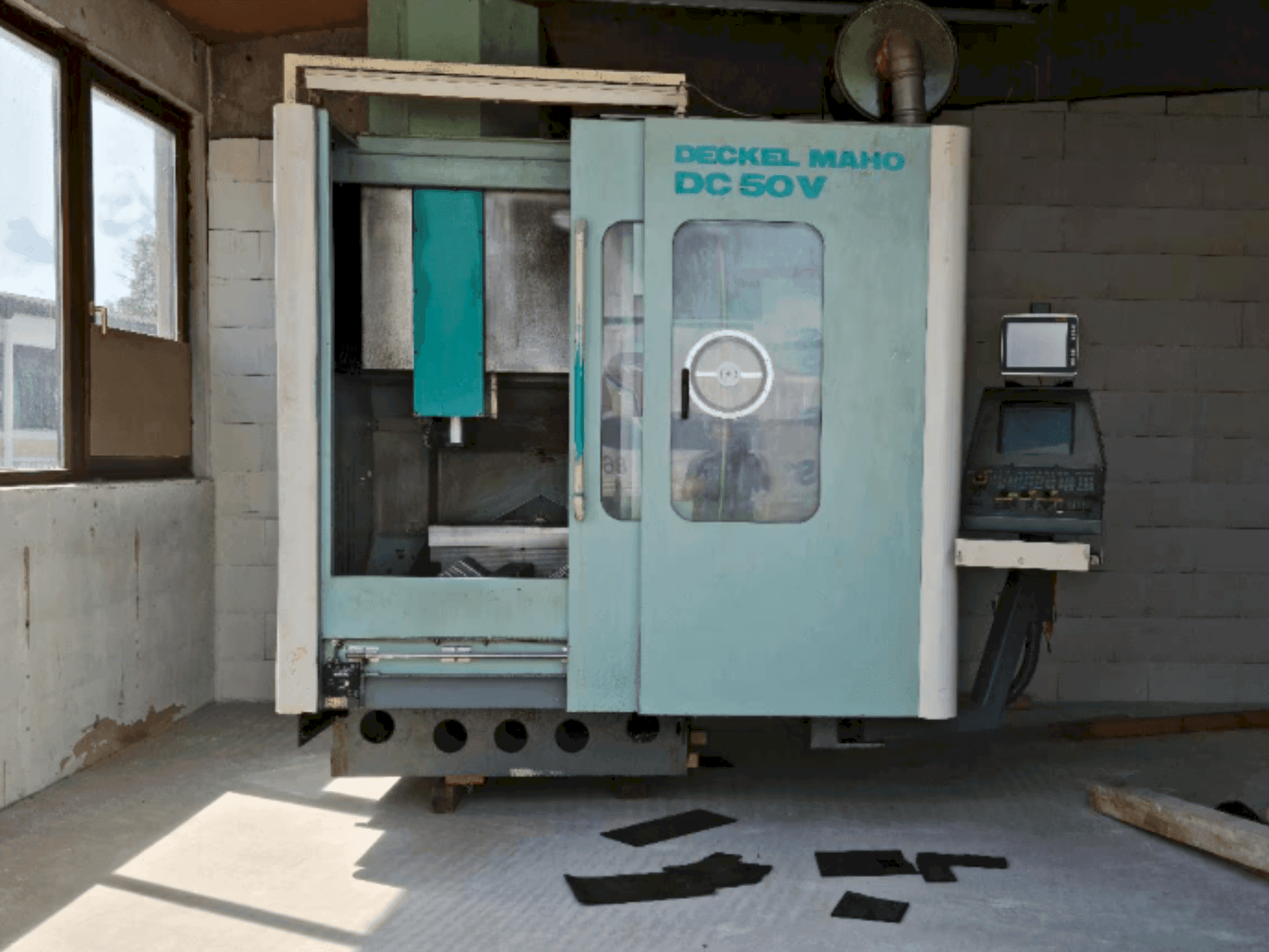 Vista Frontal da DECKEL MAHO DC 50 V máquina