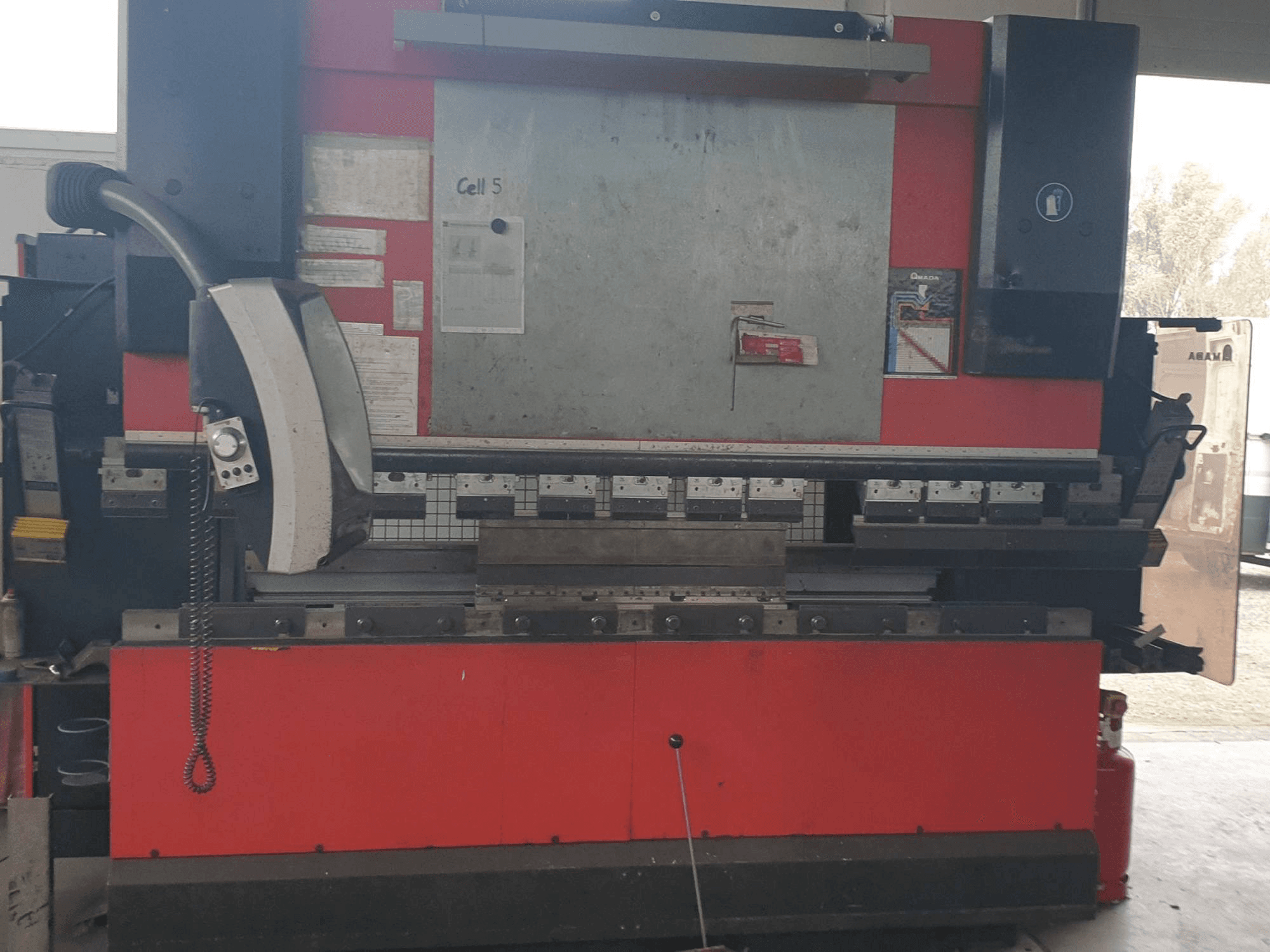 Vista Frontal da AMADA HFE 8025/7 máquina