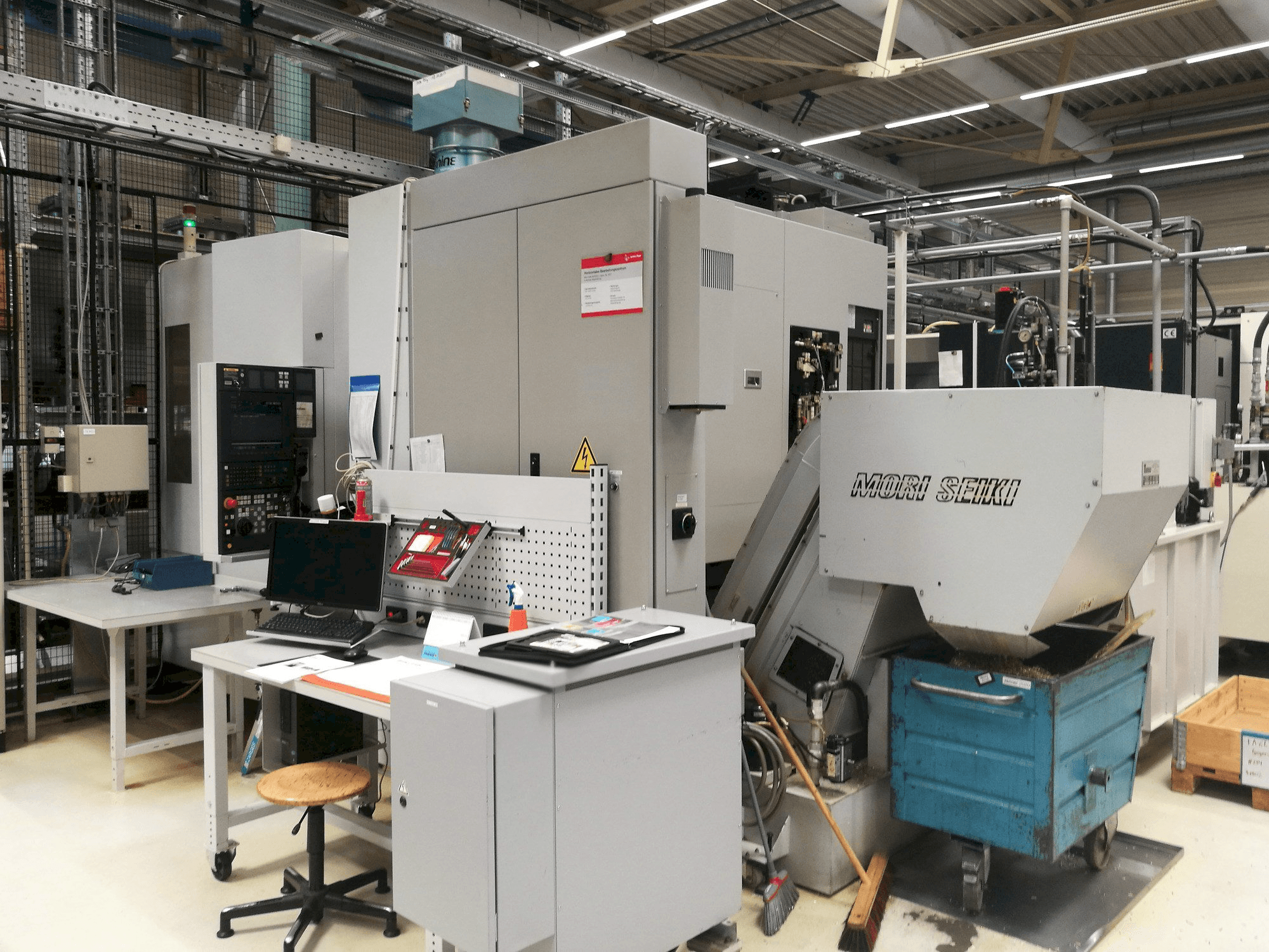 Vista Frontal da MORI SEIKI NH 5000 máquina