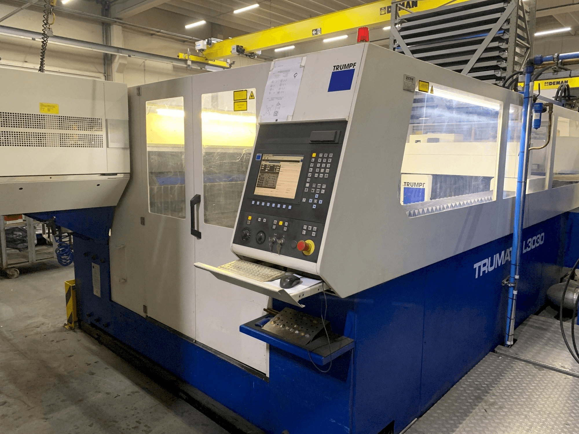 Vista Frontal da Trumpf Trumatic L3030 4kW + Liftmaster máquina