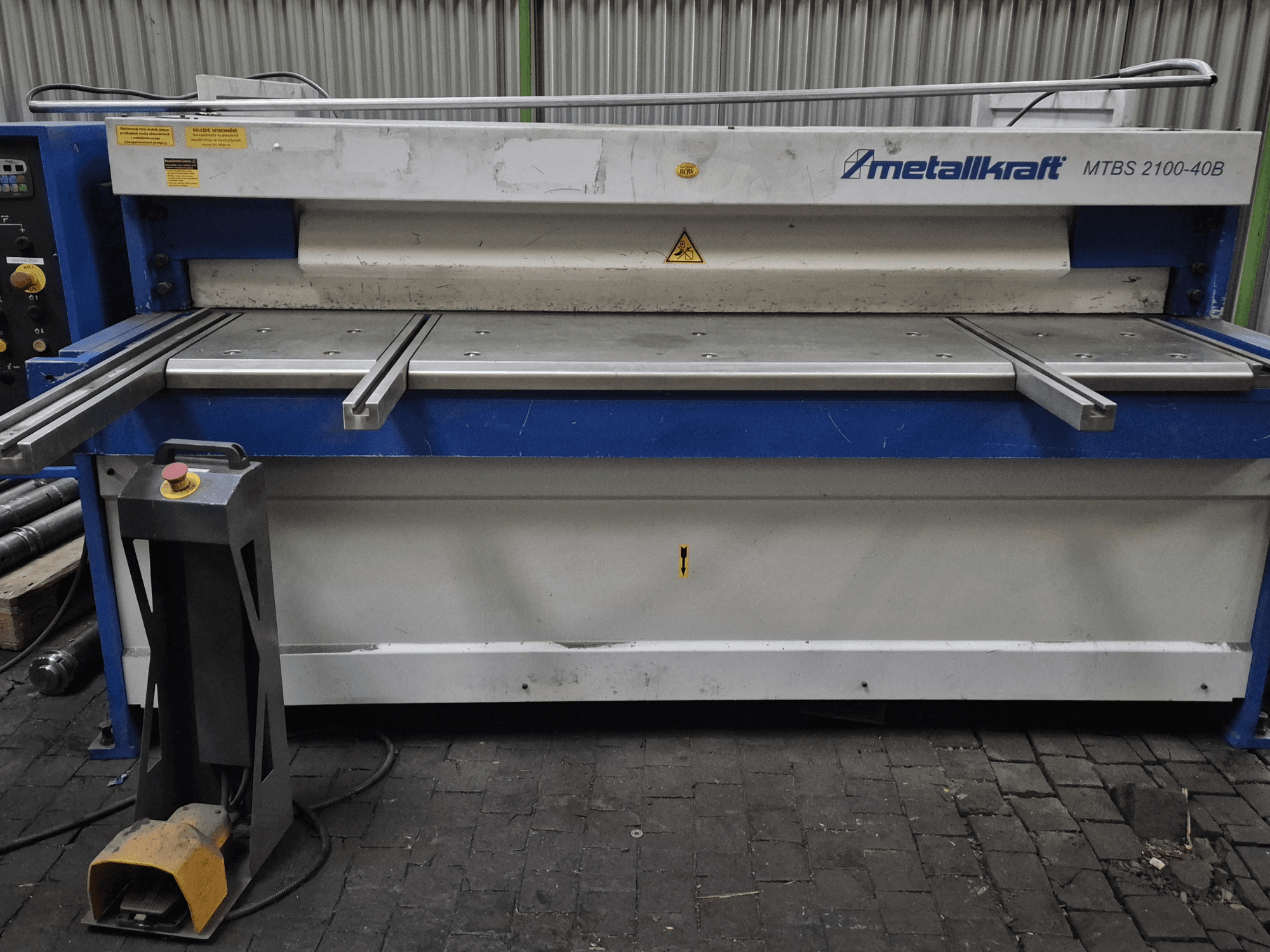Máquina de corte CNC Metallkraft MTBS 2100-40B, vista frontal mostrando o painel de controlo e a mesa de corte com caraterísticas de segurança.
