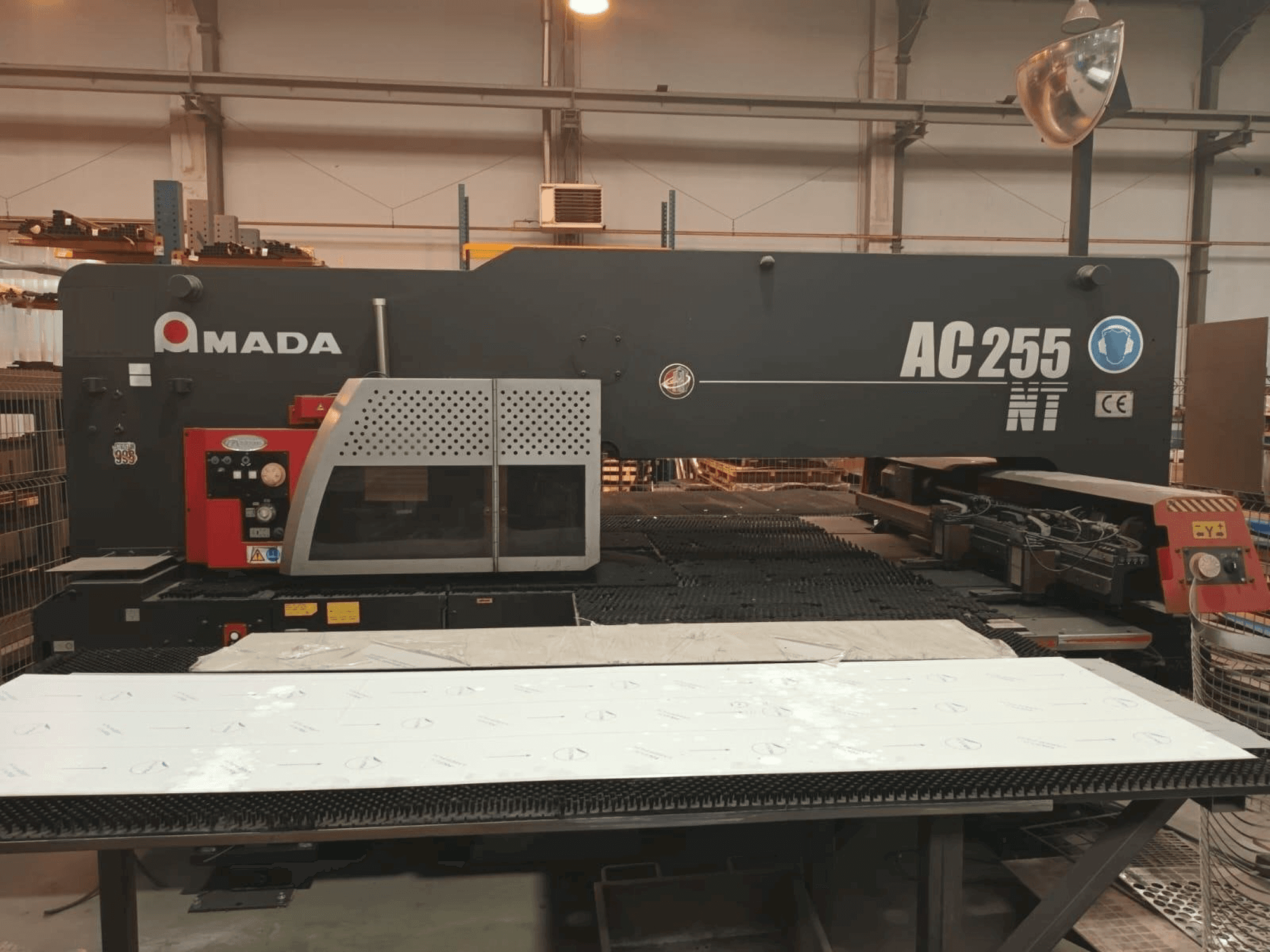 Vista Frontal da AMADA AC 255 NT máquina