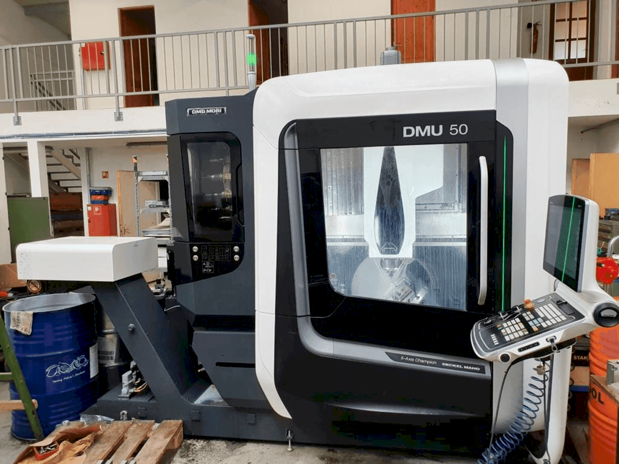 Vista Frontal da DMG MORI DMU 50 máquina