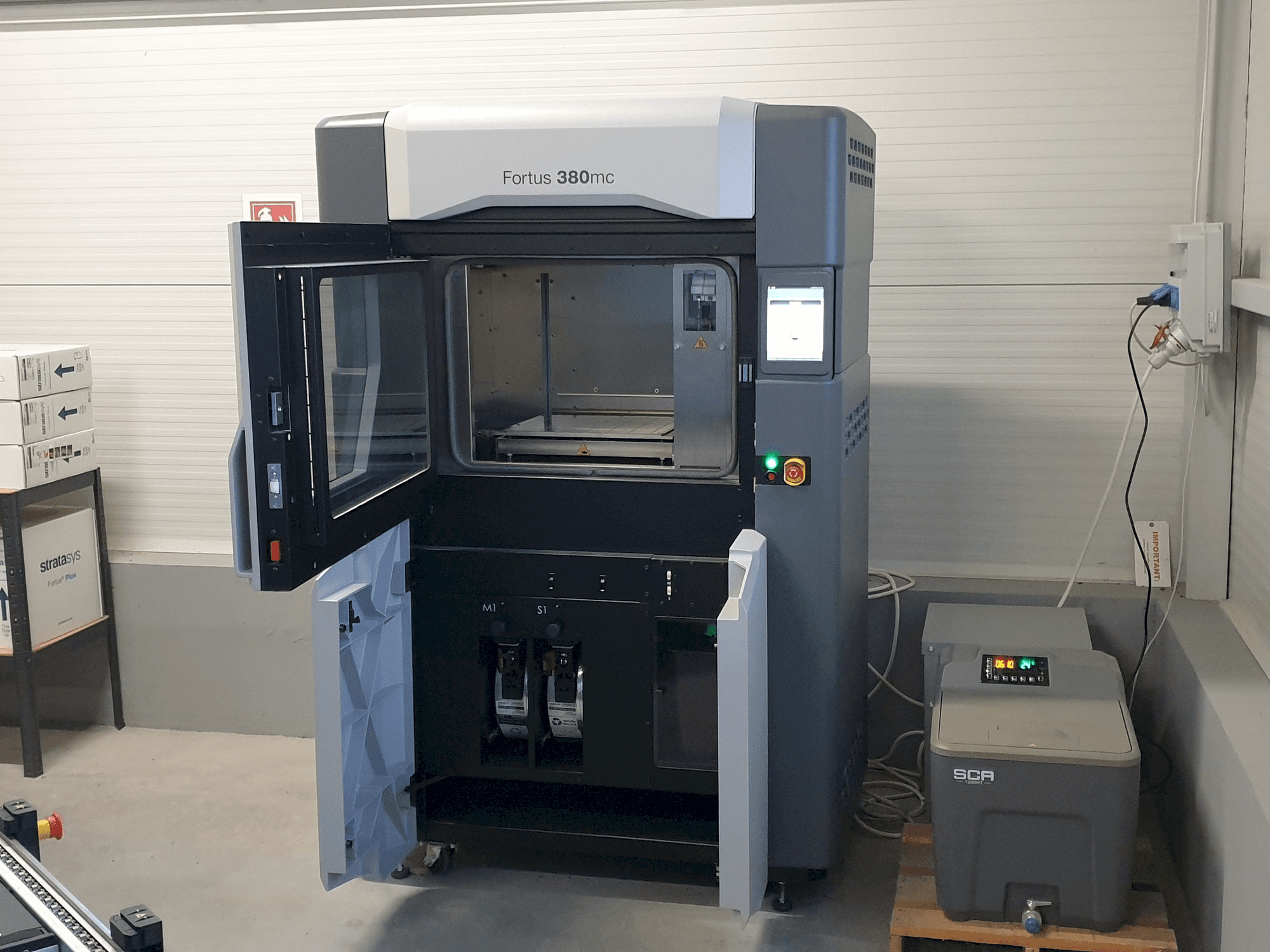 Vista Frontal da Stratasys Fortus 380mc máquina